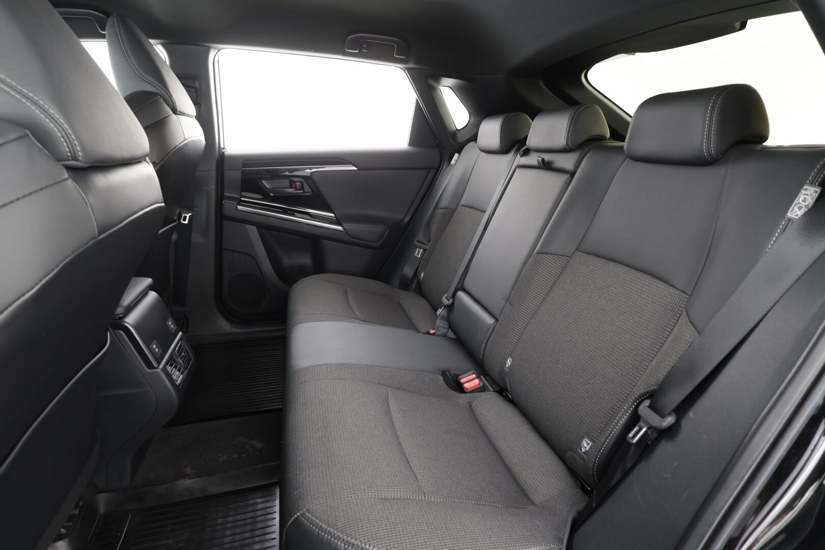 Toyota bZ4X 2023 Launch Edition * ACC / Koukku / P.kamera / Puolinahat / Sähköpenkki / Navi / LED / Keyless * - 1.Om Suomi-auto / Kahdet renkaat aluvanteilla / Merkkihuollettu