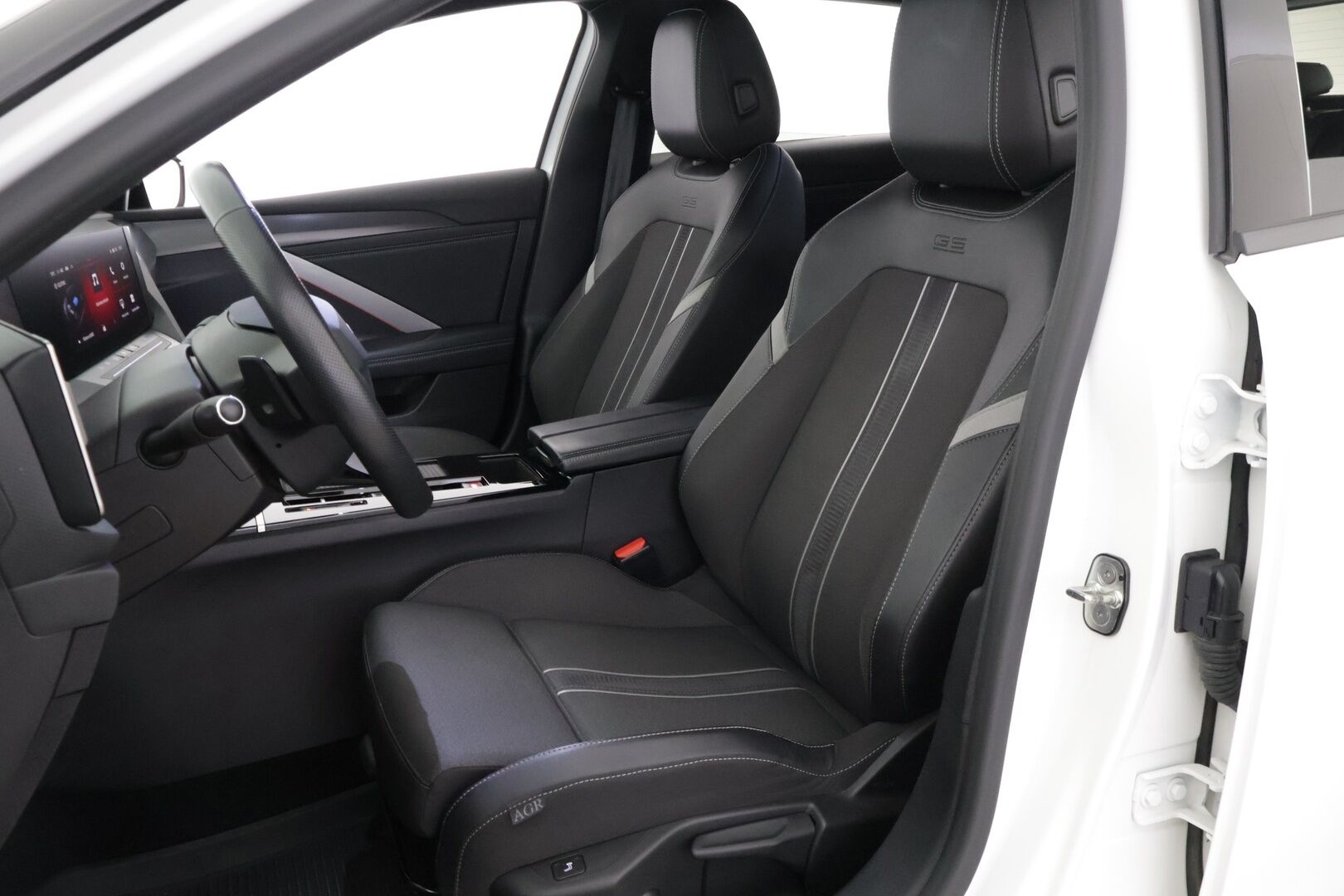 Opel Astra 2023 GS Line 180 A PHEV *Adapt. vakkari / 360° Kamerat / Pixel-LED / Vetokoukku / Lisälämmitin / KeylessGo* - Suomi-auto / 2x renkaat ja vanteet / Tyylikäs yksilö