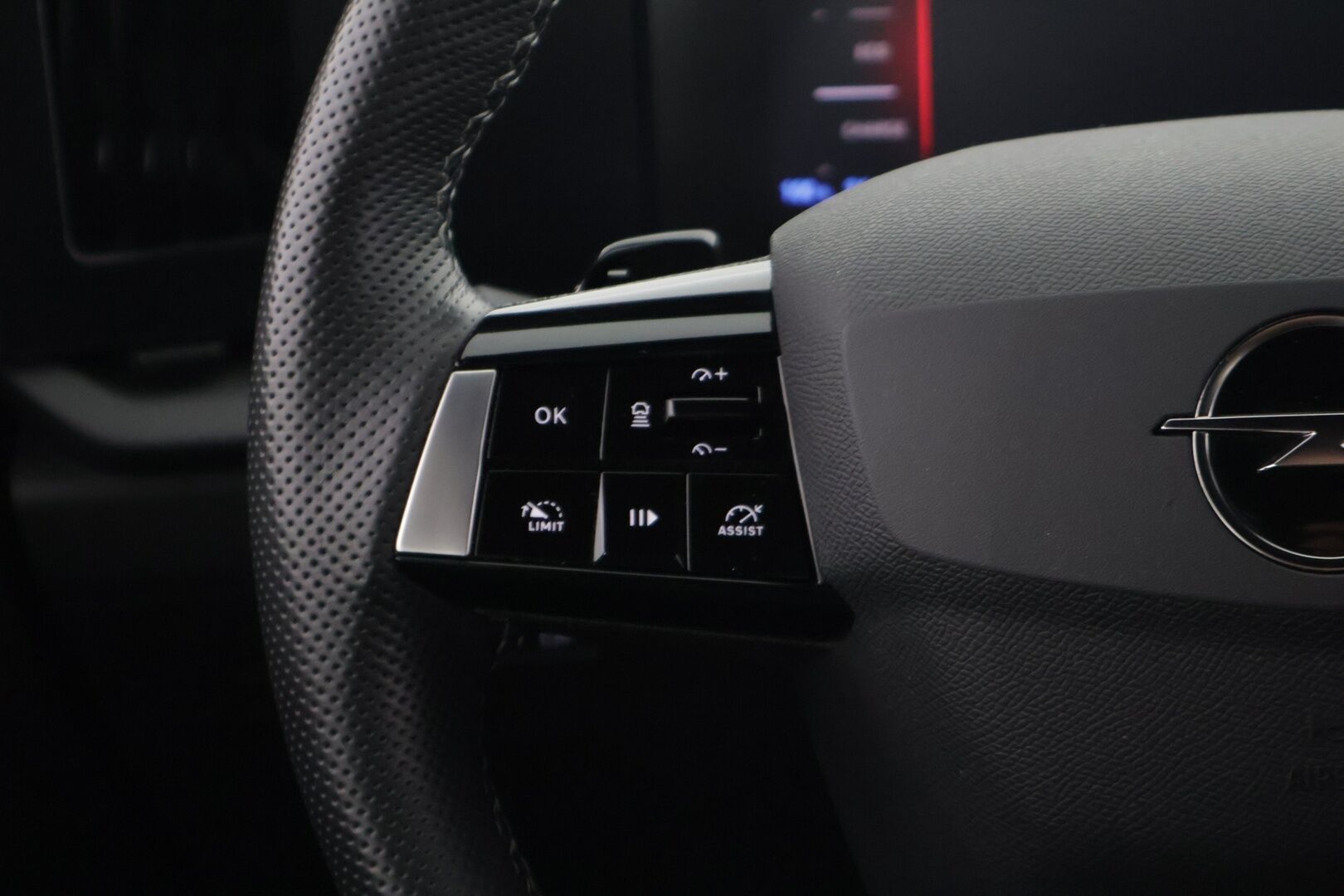 Opel Astra 2023 GS Line 180 A PHEV *Adapt. vakkari / 360° Kamerat / Pixel-LED / Vetokoukku / Lisälämmitin / KeylessGo* - Suomi-auto / 2x renkaat ja vanteet / Tyylikäs yksilö