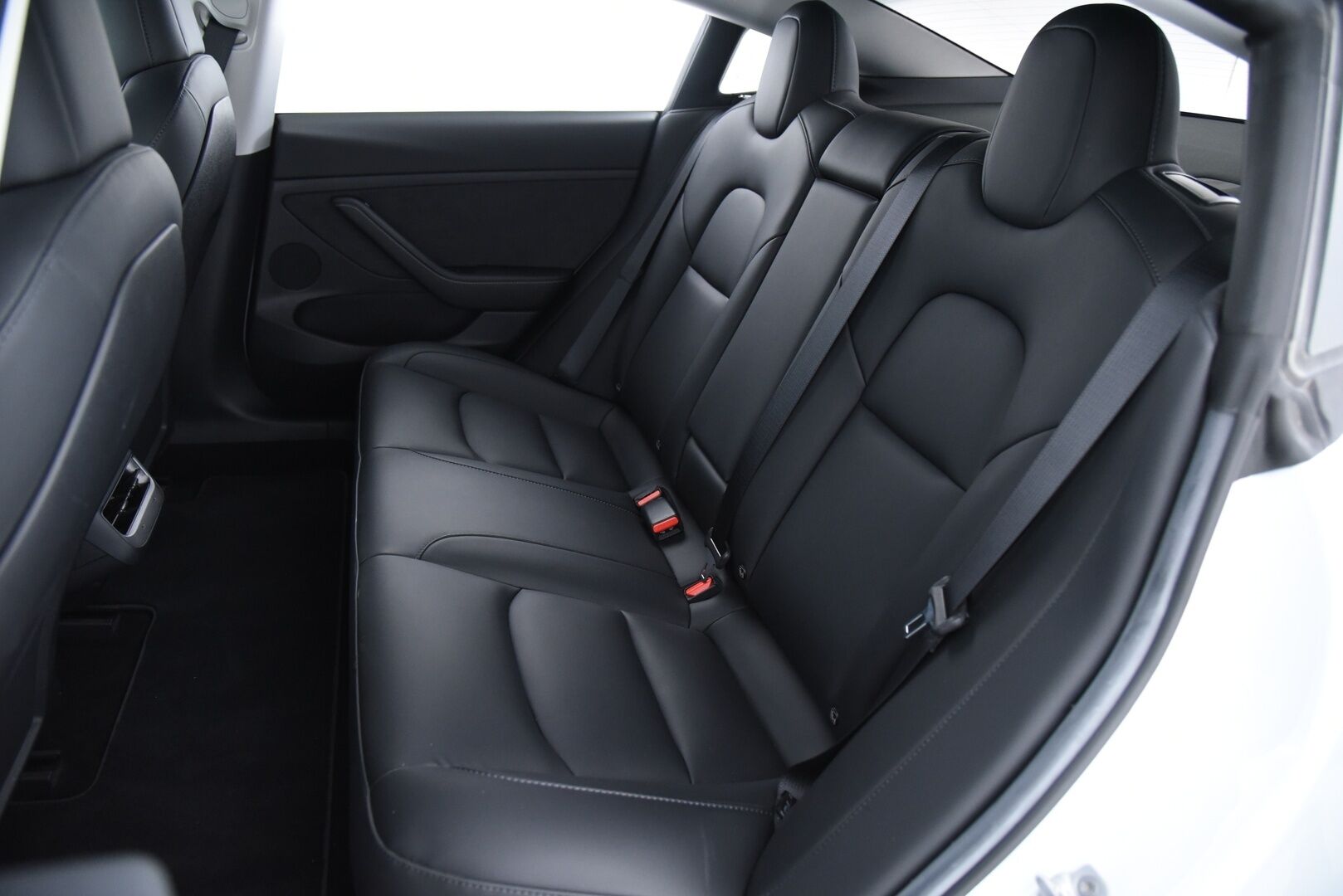 Tesla Model 3 2023 RWD / *Lasikatto / Lämpöpumppu / Adapt.Vakkari / Matrix-LED / P.kamera / Navi / Premium audio / AMD Ryzen - 2x vanteet & renkaat