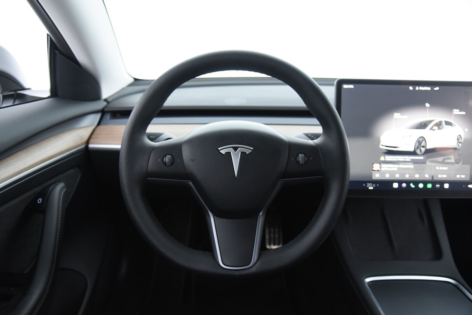 Tesla Model 3 2023 RWD / *Lasikatto / Lämpöpumppu / Adapt.Vakkari / Matrix-LED / P.kamera / Navi / Premium audio / AMD Ryzen - 2x vanteet & renkaat