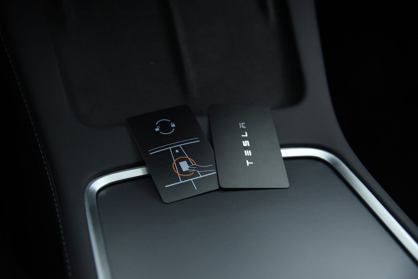 Tesla Model 3 2023 RWD / *Lasikatto / Lämpöpumppu / Adapt.Vakkari / Matrix-LED / P.kamera / Navi / Premium audio / AMD Ryzen - 2x vanteet & renkaat