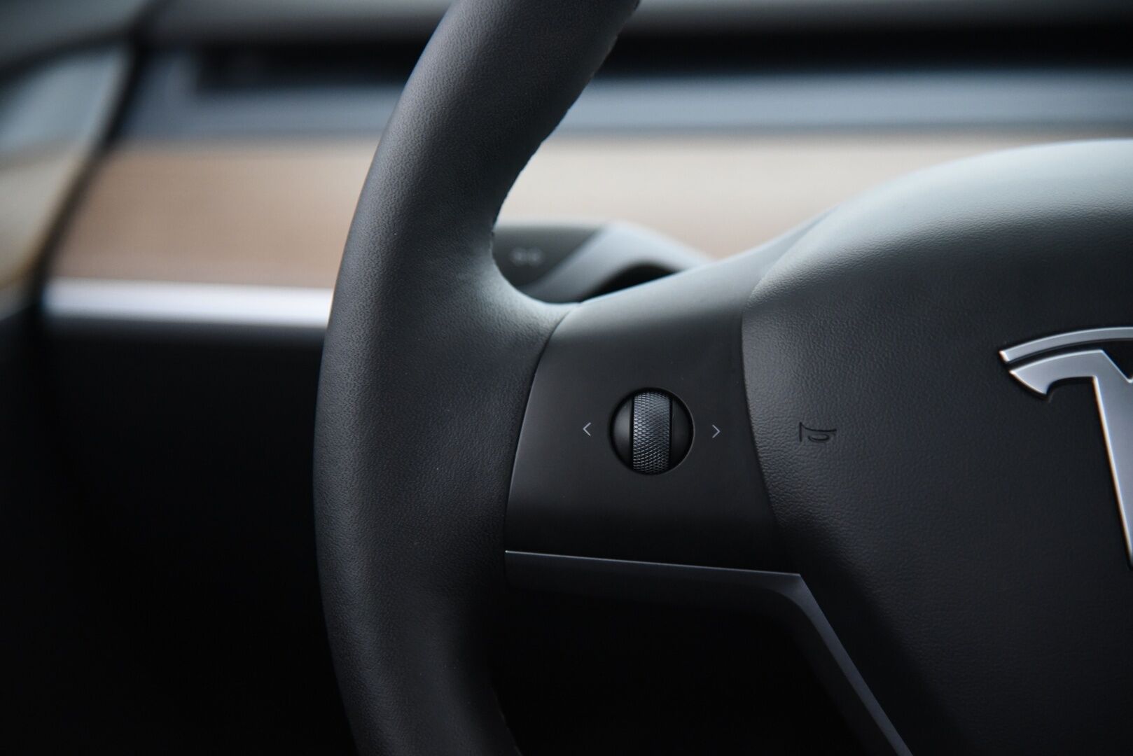 Tesla Model 3 2023 RWD / *Lasikatto / Lämpöpumppu / Adapt.Vakkari / Matrix-LED / P.kamera / Navi / Premium audio / AMD Ryzen - 2x vanteet & renkaat