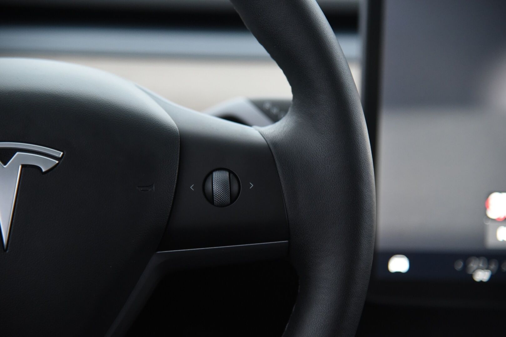 Tesla Model 3 2023 RWD / *Lasikatto / Lämpöpumppu / Adapt.Vakkari / Matrix-LED / P.kamera / Navi / Premium audio / AMD Ryzen - 2x vanteet & renkaat