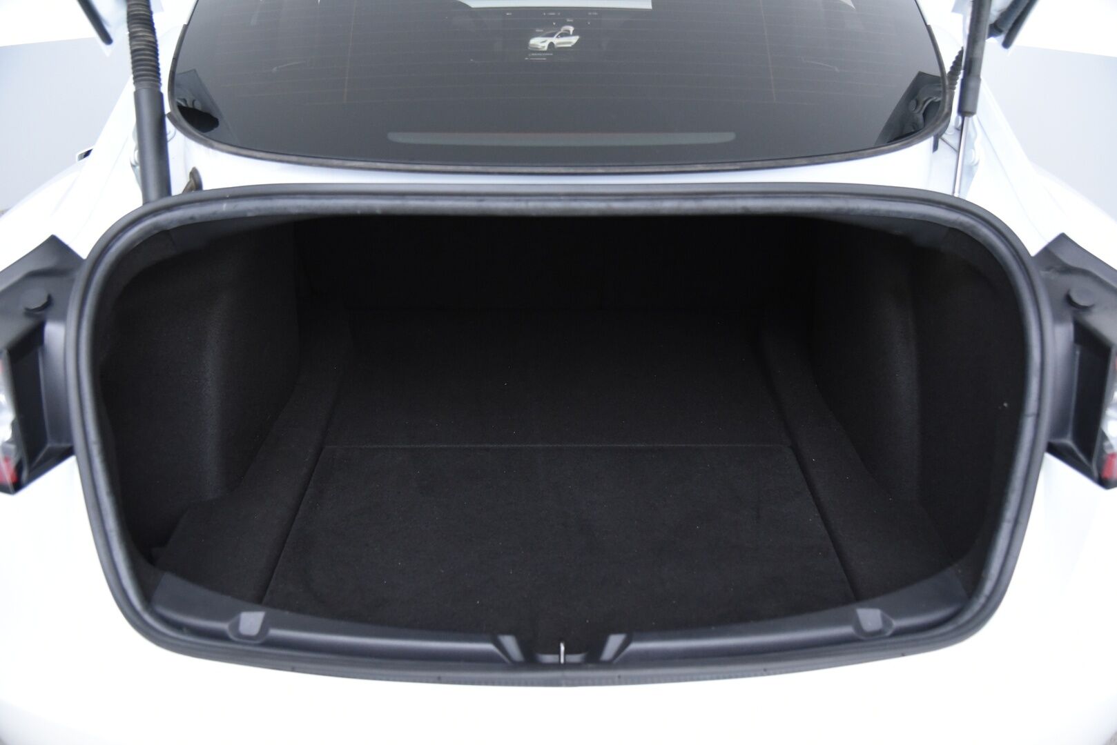 Tesla Model 3 2023 RWD / *Lasikatto / Lämpöpumppu / Adapt.Vakkari / Matrix-LED / P.kamera / Navi / Premium audio / AMD Ryzen - 2x vanteet & renkaat