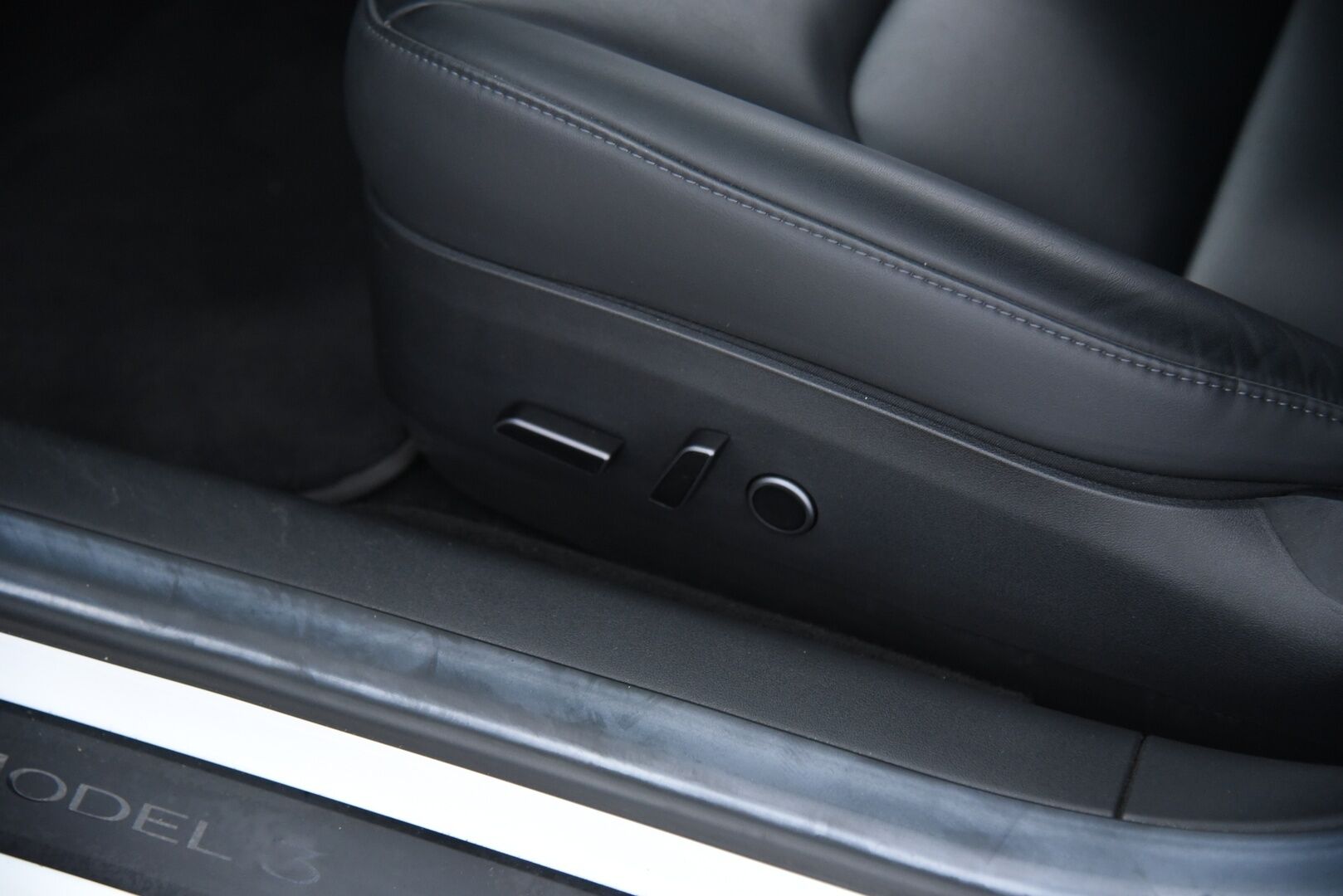Tesla Model 3 2023 RWD / *Lasikatto / Lämpöpumppu / Adapt.Vakkari / Matrix-LED / P.kamera / Navi / Premium audio / AMD Ryzen - 2x vanteet & renkaat