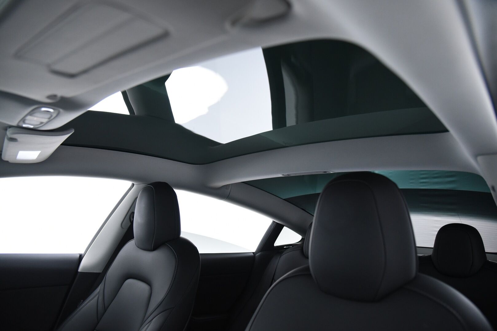 Tesla Model 3 2023 RWD / *Lasikatto / Lämpöpumppu / Adapt.Vakkari / Matrix-LED / P.kamera / Navi / Premium audio / AMD Ryzen - 2x vanteet & renkaat