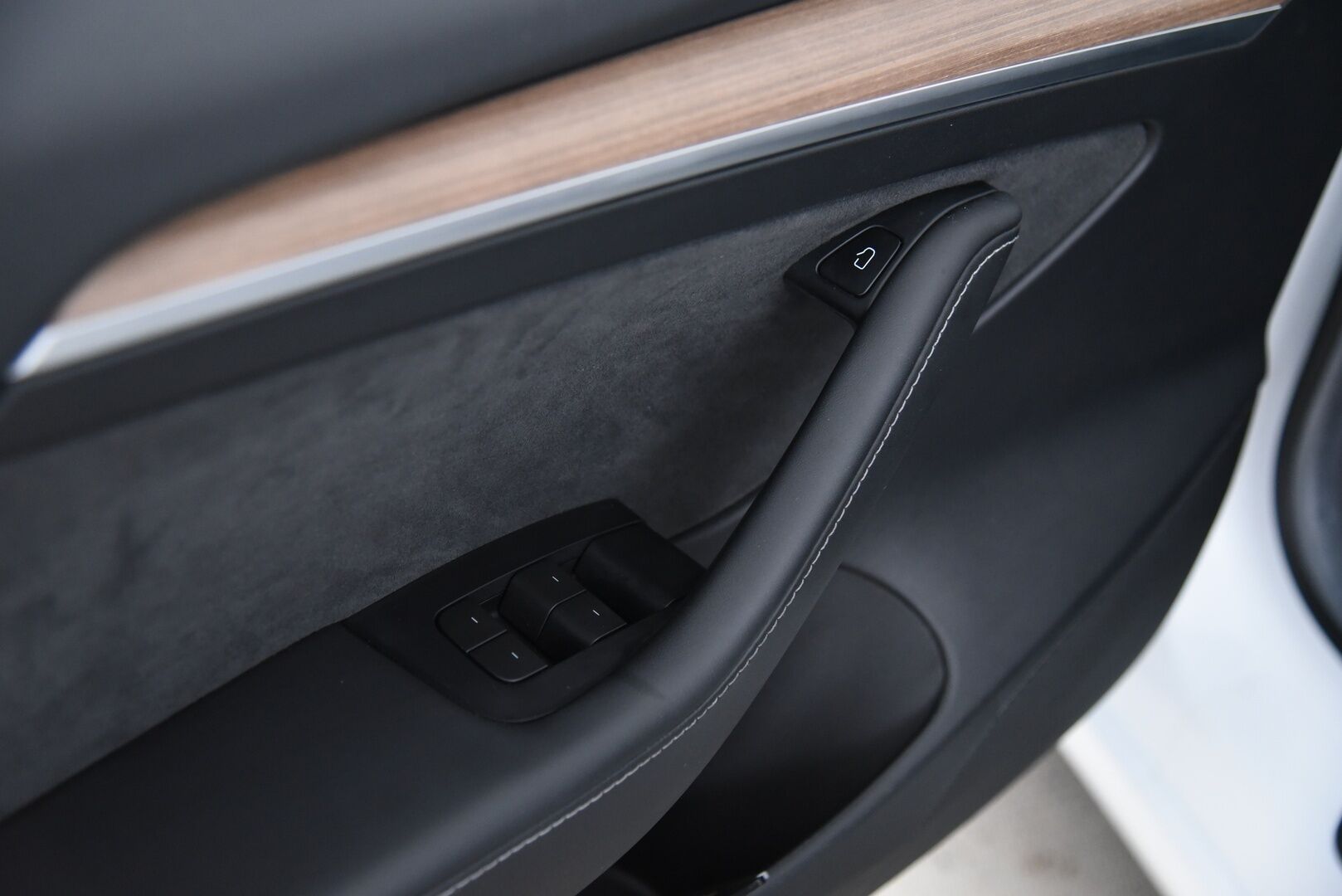 Tesla Model 3 2023 RWD / *Lasikatto / Lämpöpumppu / Adapt.Vakkari / Matrix-LED / P.kamera / Navi / Premium audio / AMD Ryzen - 2x vanteet & renkaat