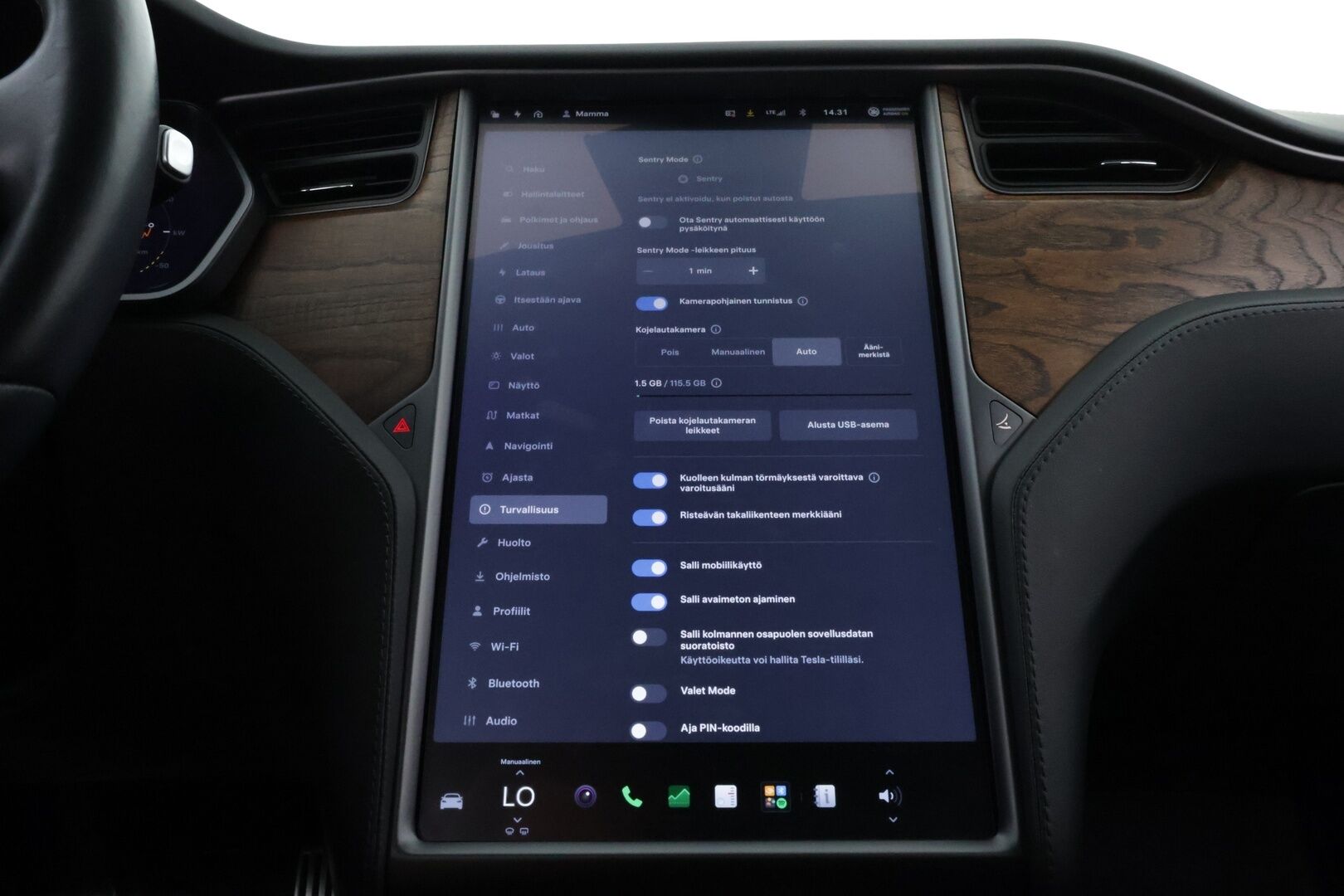 Tesla Model S 2020 Standard Range AWD - Premium Audio | Lasikatto | Ilma-Alusta | Peruutuskamerat | Ratinlämmitys | Akuston esilämmitys | Huippusiisti!