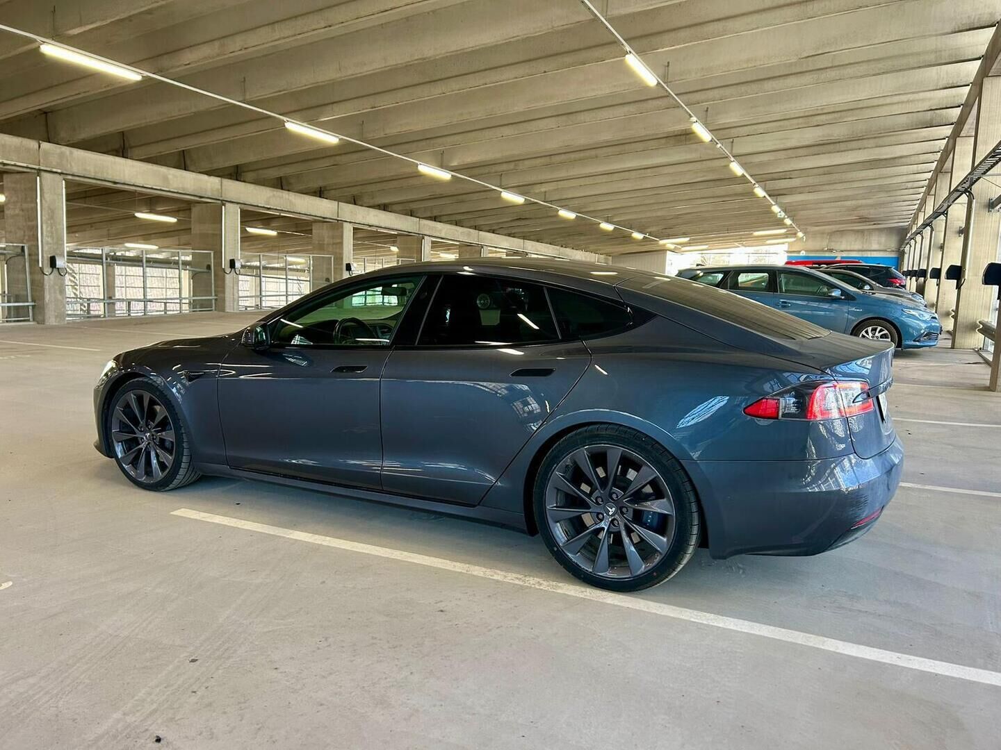 Tesla Model S 2020 Standard Range AWD - Premium Audio | Lasikatto | Ilma-Alusta | Peruutuskamerat | Ratinlämmitys | Akuston esilämmitys | Huippusiisti!