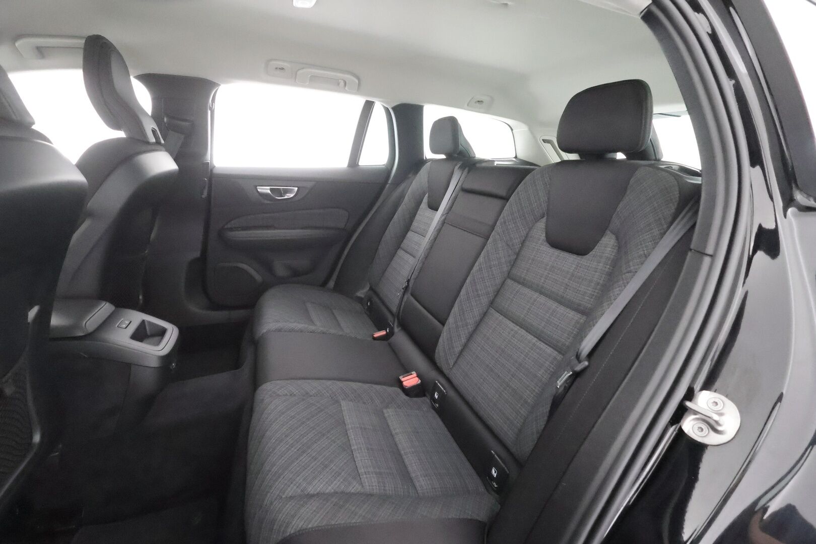 Volvo V60 Cross Country 2023 B5 AWD MHEV Business Core aut - | ACC | Webasto | Koukku | P.kamera | Pilot assist | High performance audio | LED | Keyless | 1-om suomiauto | Merkkihuollot | ALV | 