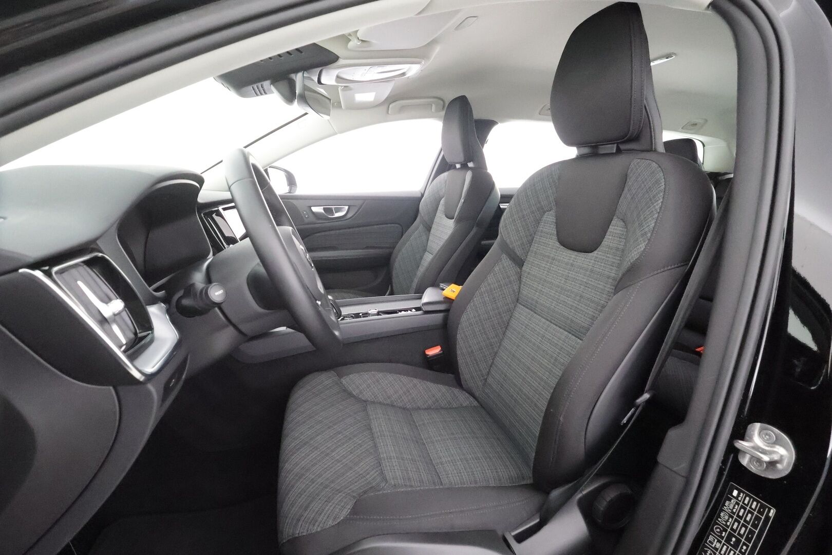 Volvo V60 Cross Country 2023 B5 AWD MHEV Business Core aut - | ACC | Webasto | Koukku | P.kamera | Pilot assist | High performance audio | LED | Keyless | 1-om suomiauto | Merkkihuollot | ALV | 