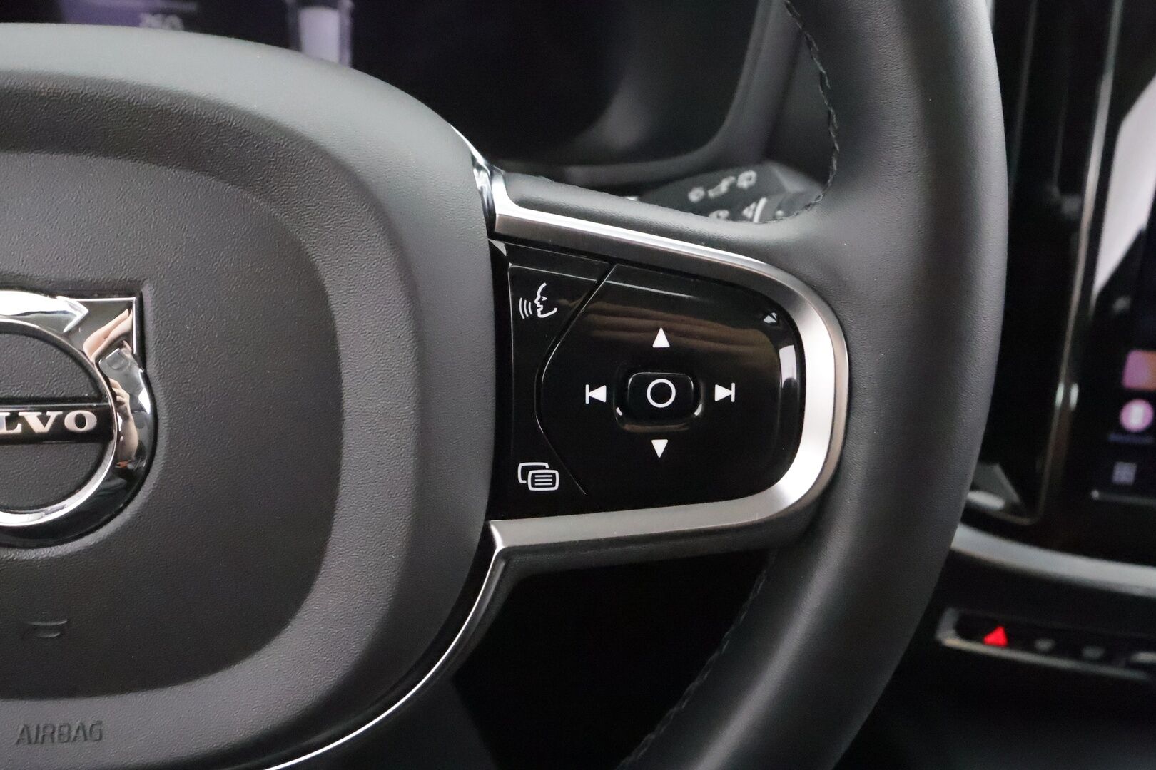 Volvo V60 Cross Country 2023 B5 AWD MHEV Business Core aut - | ACC | Webasto | Koukku | P.kamera | Pilot assist | High performance audio | LED | Keyless | 1-om suomiauto | Merkkihuollot | ALV | 