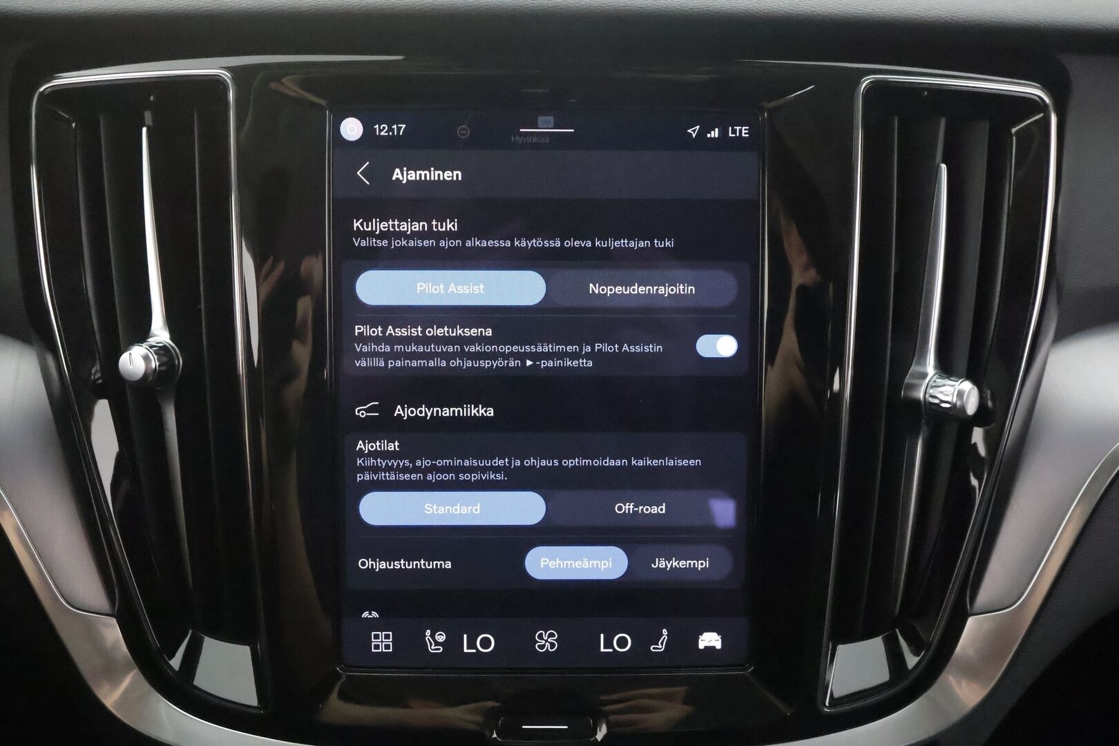 Volvo V60 Cross Country 2023 B5 AWD MHEV Business Core aut - | ACC | Webasto | Koukku | P.kamera | Pilot assist | High performance audio | LED | Keyless | 1-om suomiauto | Merkkihuollot | ALV | 