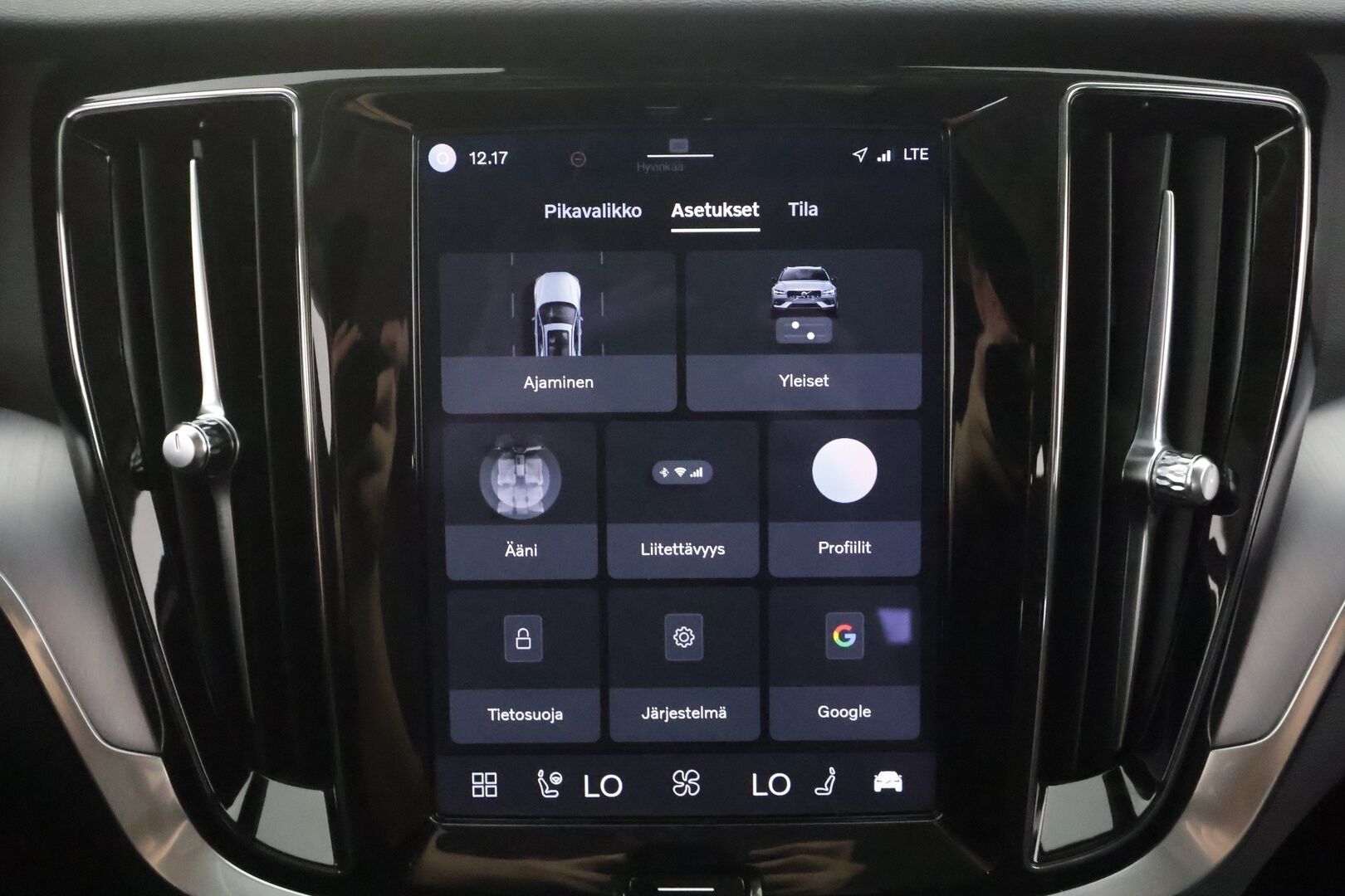 Volvo V60 Cross Country 2023 B5 AWD MHEV Business Core aut - | ACC | Webasto | Koukku | P.kamera | Pilot assist | High performance audio | LED | Keyless | 1-om suomiauto | Merkkihuollot | ALV | 