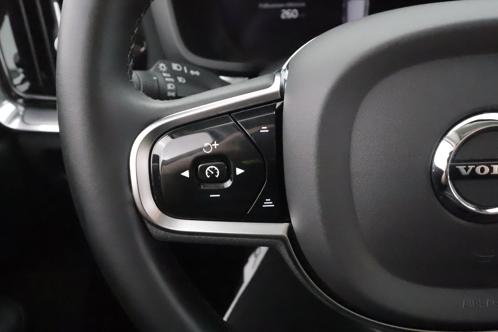 Volvo V60 Cross Country 2023 B5 AWD MHEV Business Core aut - | ACC | Webasto | Koukku | P.kamera | Pilot assist | High performance audio | LED | Keyless | 1-om suomiauto | Merkkihuollot | ALV | 