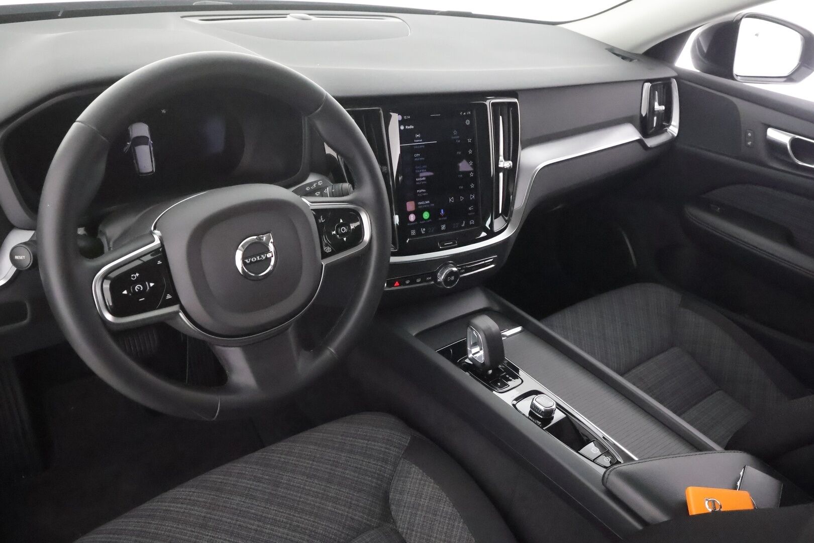 Volvo V60 Cross Country 2023 B5 AWD MHEV Business Core aut - | ACC | Webasto | Koukku | P.kamera | Pilot assist | High performance audio | LED | Keyless | 1-om suomiauto | Merkkihuollot | ALV | 