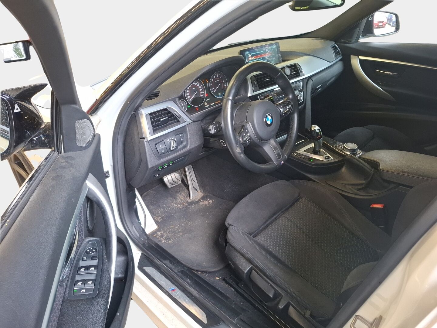 BMW 330 2017 F30 Sedan 330e A Business Exclusive M Sport - Adap.vakkari | 270° kamera | HUD | Adapt. LED | Ratinlämmitin | Urheilupenkit alcantara | BLIS | Kaistavahti | M-Sport | 2x renkaat vanteineen 