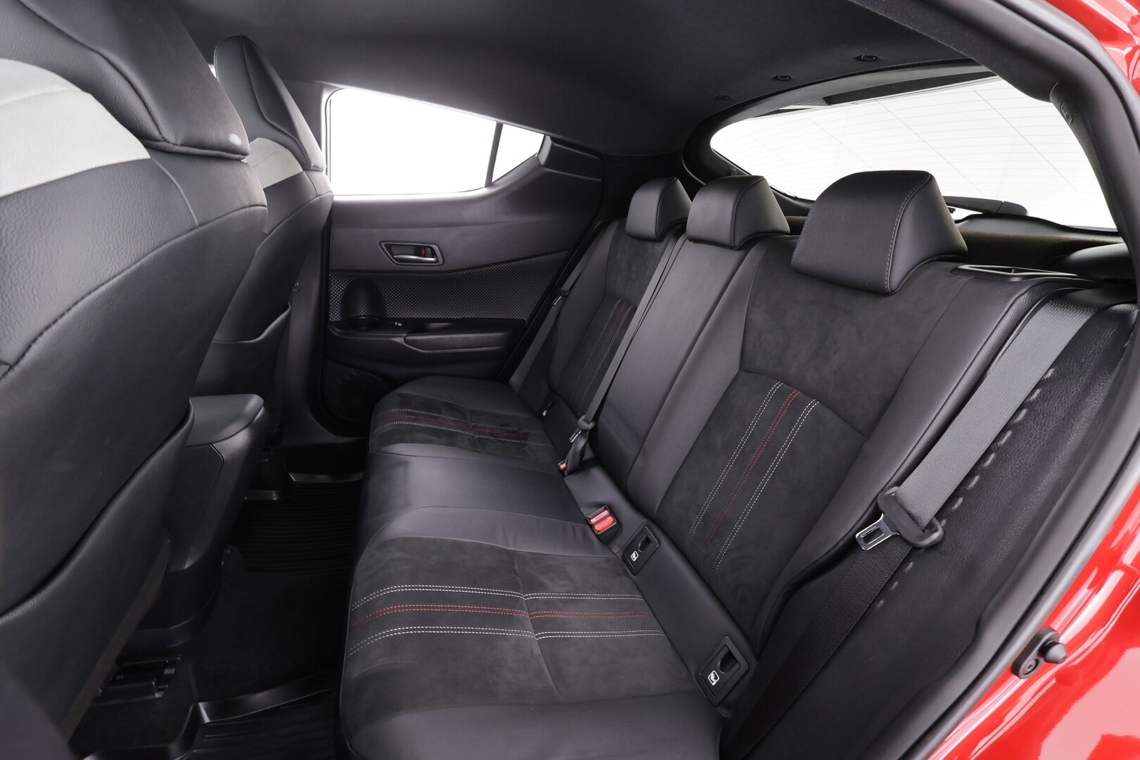 Toyota C-HR 2021 2,0 Hybrid GR Sport * ACC / P.kamera / LED / Navi / JBL / Sähköpenkki / KeylessGo / Sporttipenkit * - Kahdet renkaat aluvanteilla / Juuri huollettu!