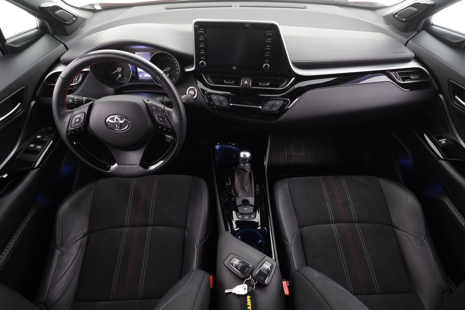 Toyota C-HR 2021 2,0 Hybrid GR Sport * ACC / P.kamera / LED / Navi / JBL / Sähköpenkki / KeylessGo / Sporttipenkit * - Kahdet renkaat aluvanteilla / Juuri huollettu!