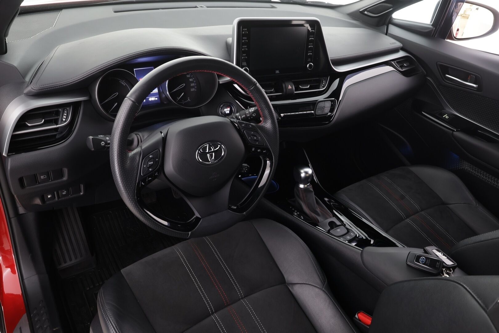 Toyota C-HR 2021 2,0 Hybrid GR Sport * ACC / P.kamera / LED / Navi / JBL / Sähköpenkki / KeylessGo / Sporttipenkit * - Kahdet renkaat aluvanteilla / Juuri huollettu!