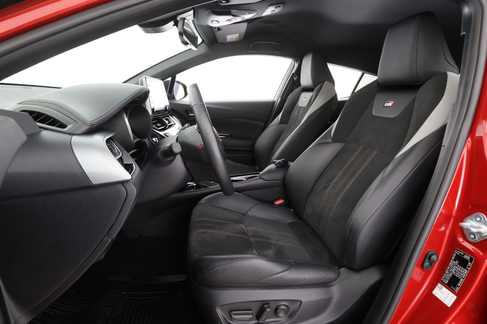 Toyota C-HR 2021 2,0 Hybrid GR Sport * ACC / P.kamera / LED / Navi / JBL / Sähköpenkki / KeylessGo / Sporttipenkit * - Kahdet renkaat aluvanteilla / Juuri huollettu!