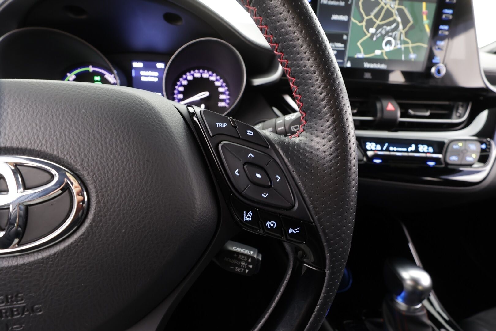 Toyota C-HR 2021 2,0 Hybrid GR Sport * ACC / P.kamera / LED / Navi / JBL / Sähköpenkki / KeylessGo / Sporttipenkit * - Kahdet renkaat aluvanteilla / Juuri huollettu!