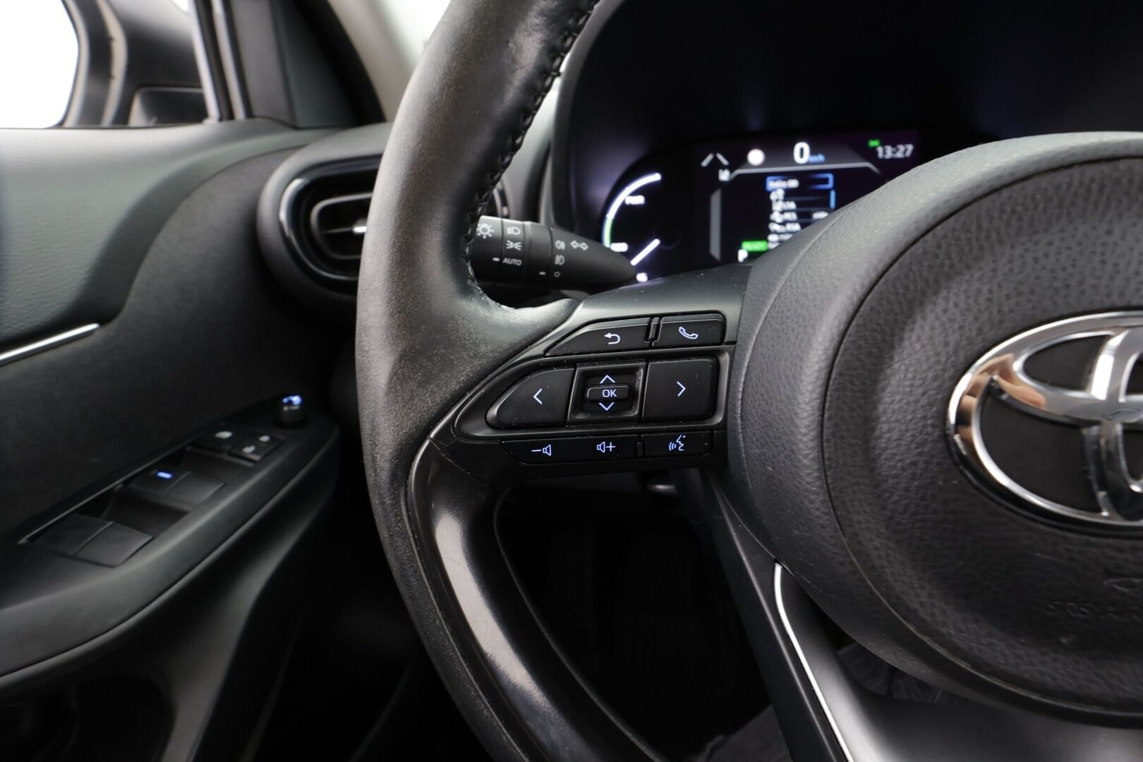 Toyota Yaris Cross 2023 1,5 Hybrid Active Business * ACC / P.kamera / LED / Navi / Ratinlämmitin / KeylessGo * - 1.Om Suomi-auto / Kahdet renkaat aluvanteilla / Merkkihuollettu - HULLU BLACKWEEK KORKOTARJOUS 2,49%