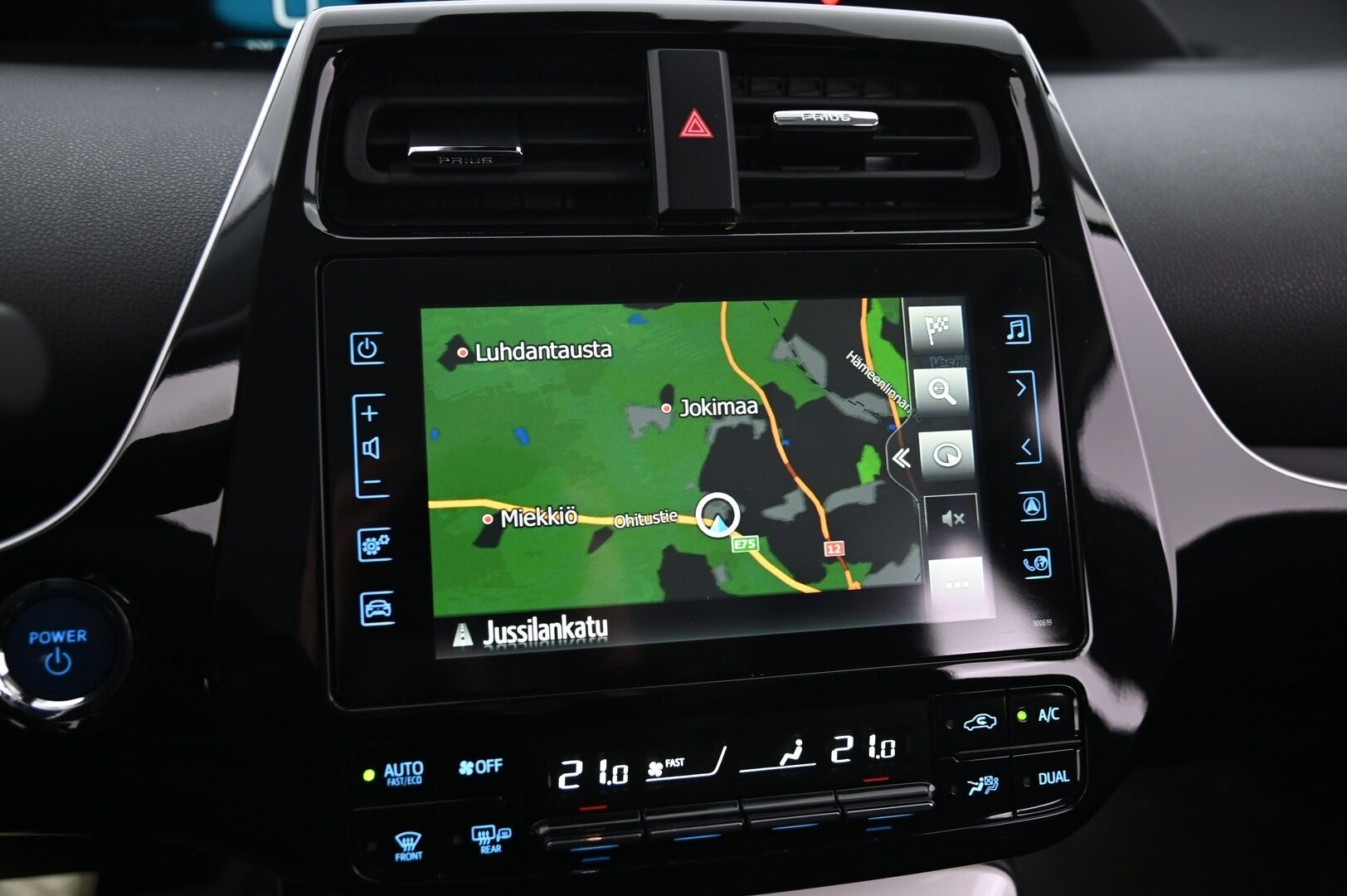 Toyota Prius 2019 Plug-in Executive * ACC / HUD / ILP / P.kamera / LED / Navi / KeylessGo * - Kahdet renkaat aluvanteilla / Merkkihuollettu