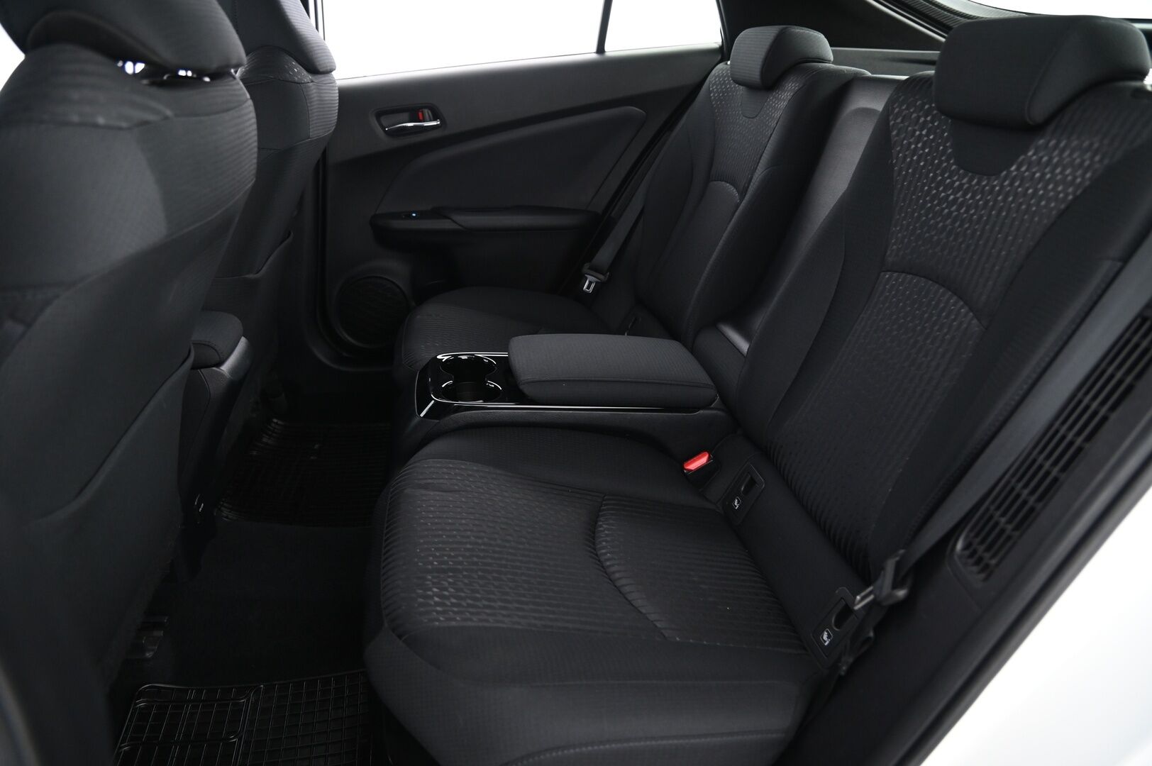 Toyota Prius 2019 Plug-in Executive * ACC / HUD / ILP / P.kamera / LED / Navi / KeylessGo * - Kahdet renkaat aluvanteilla / Merkkihuollettu