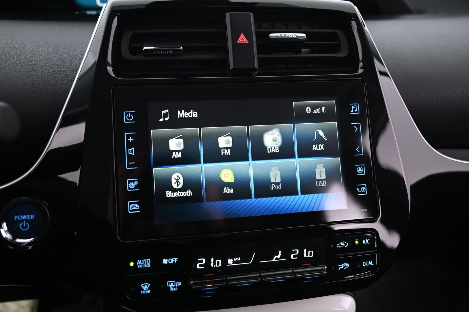 Toyota Prius 2019 Plug-in Executive * ACC / HUD / ILP / P.kamera / LED / Navi / KeylessGo * - Kahdet renkaat aluvanteilla / Merkkihuollettu