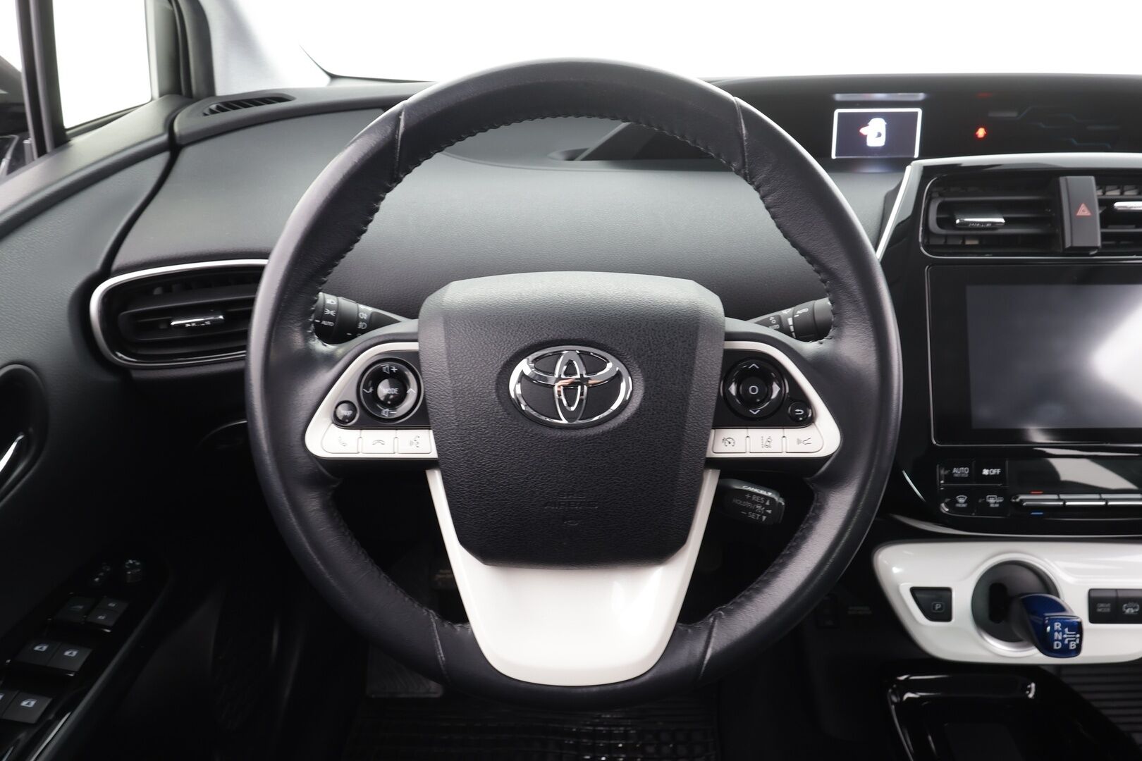 Toyota Prius 2019 Plug-in Executive * ACC / HUD / ILP / P.kamera / LED / Navi / KeylessGo * - Kahdet renkaat aluvanteilla / Merkkihuollettu