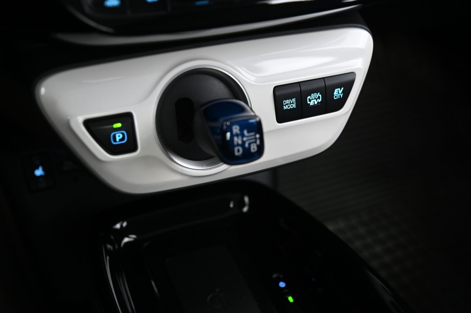 Toyota Prius 2019 Plug-in Executive * ACC / HUD / ILP / P.kamera / LED / Navi / KeylessGo * - Kahdet renkaat aluvanteilla / Merkkihuollettu - HULLUT VÄLIPÄIVÄT KORKOTARJOUS 2,49%