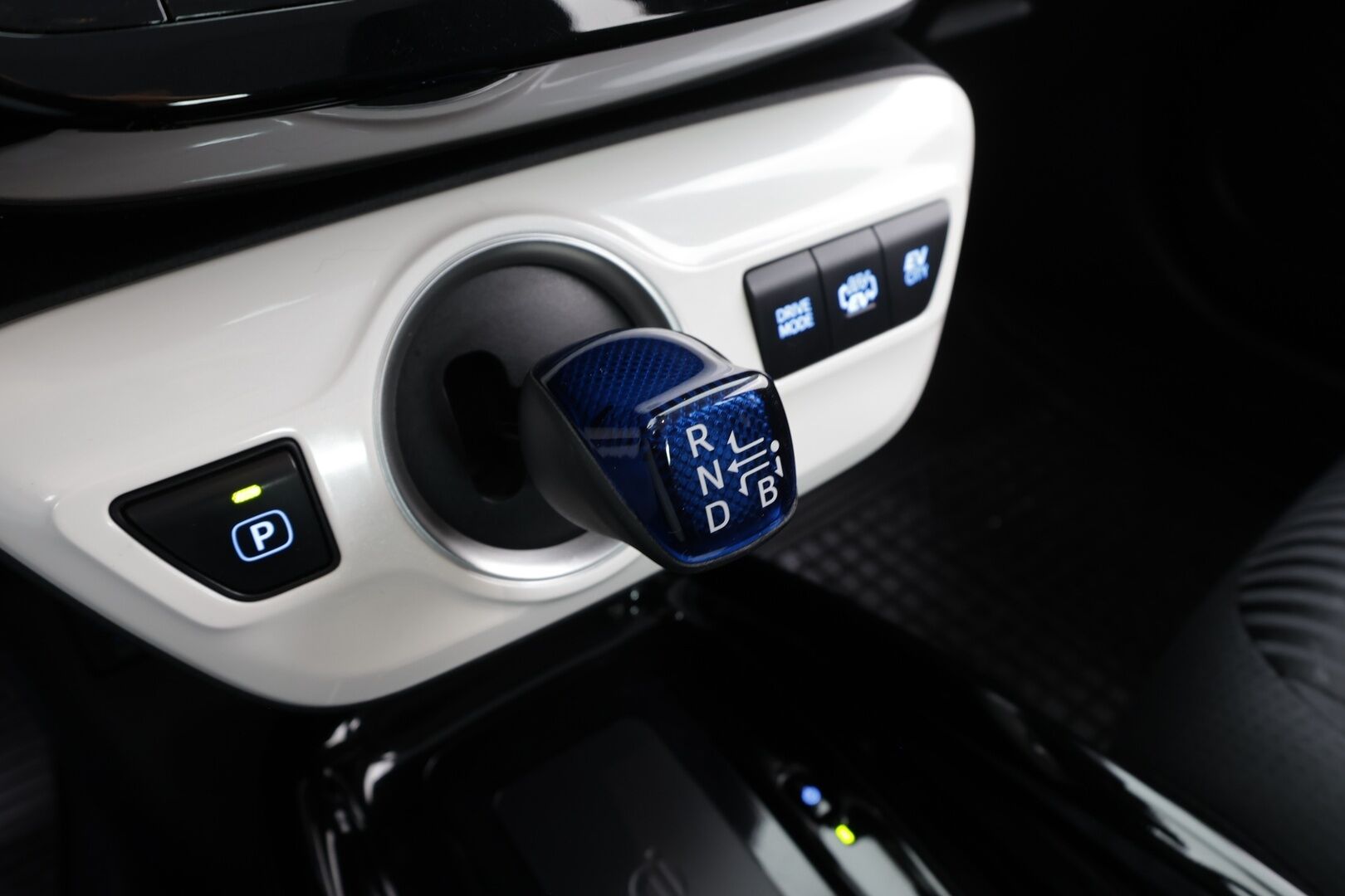 Toyota Prius 2019 Plug-in Executive * ACC / HUD / ILP / P.kamera / LED / Navi / KeylessGo * - Kahdet renkaat aluvanteilla / Merkkihuollettu - HULLUT VÄLIPÄIVÄT KORKOTARJOUS 2,49%