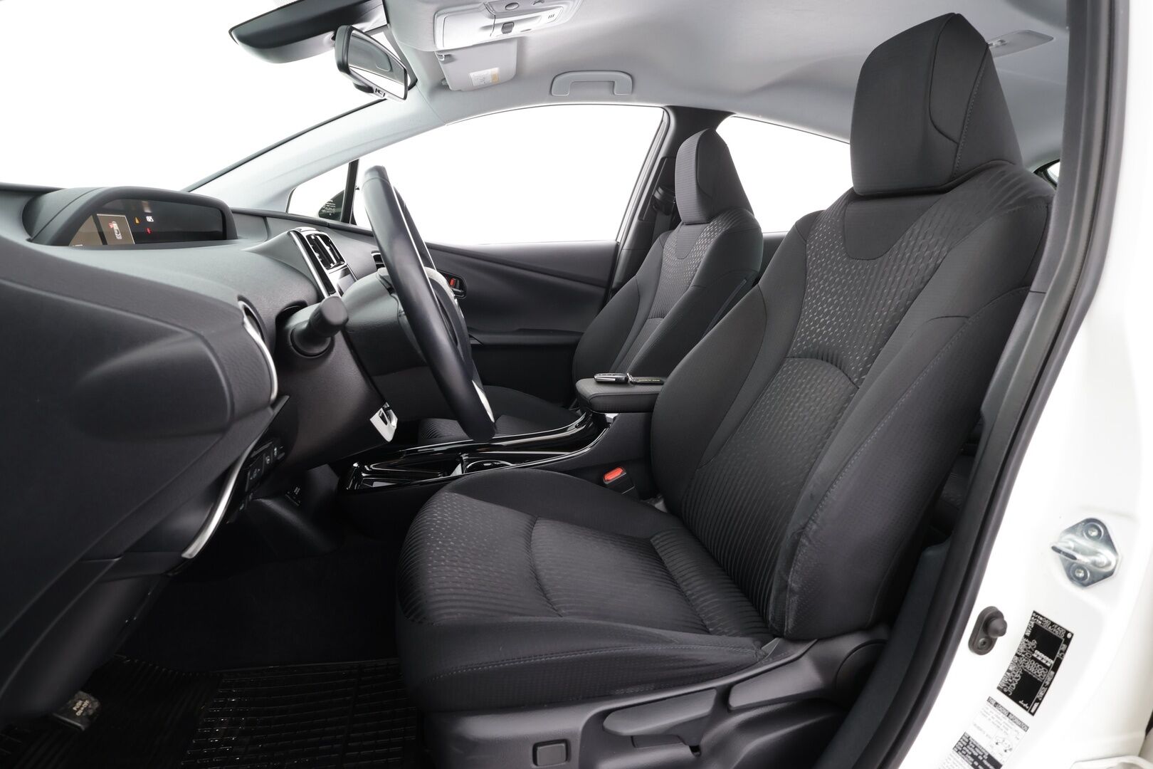 Toyota Prius 2019 Plug-in Executive * ACC / HUD / ILP / P.kamera / LED / Navi / KeylessGo * - Kahdet renkaat aluvanteilla / Merkkihuollettu