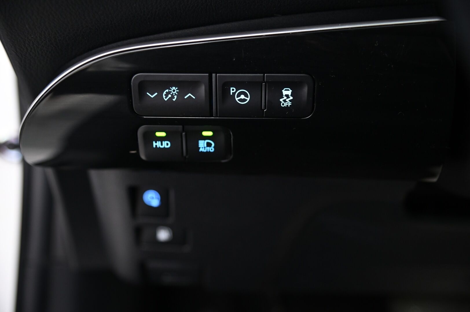 Toyota Prius 2019 Plug-in Executive * ACC / HUD / ILP / P.kamera / LED / Navi / KeylessGo * - Kahdet renkaat aluvanteilla / Merkkihuollettu