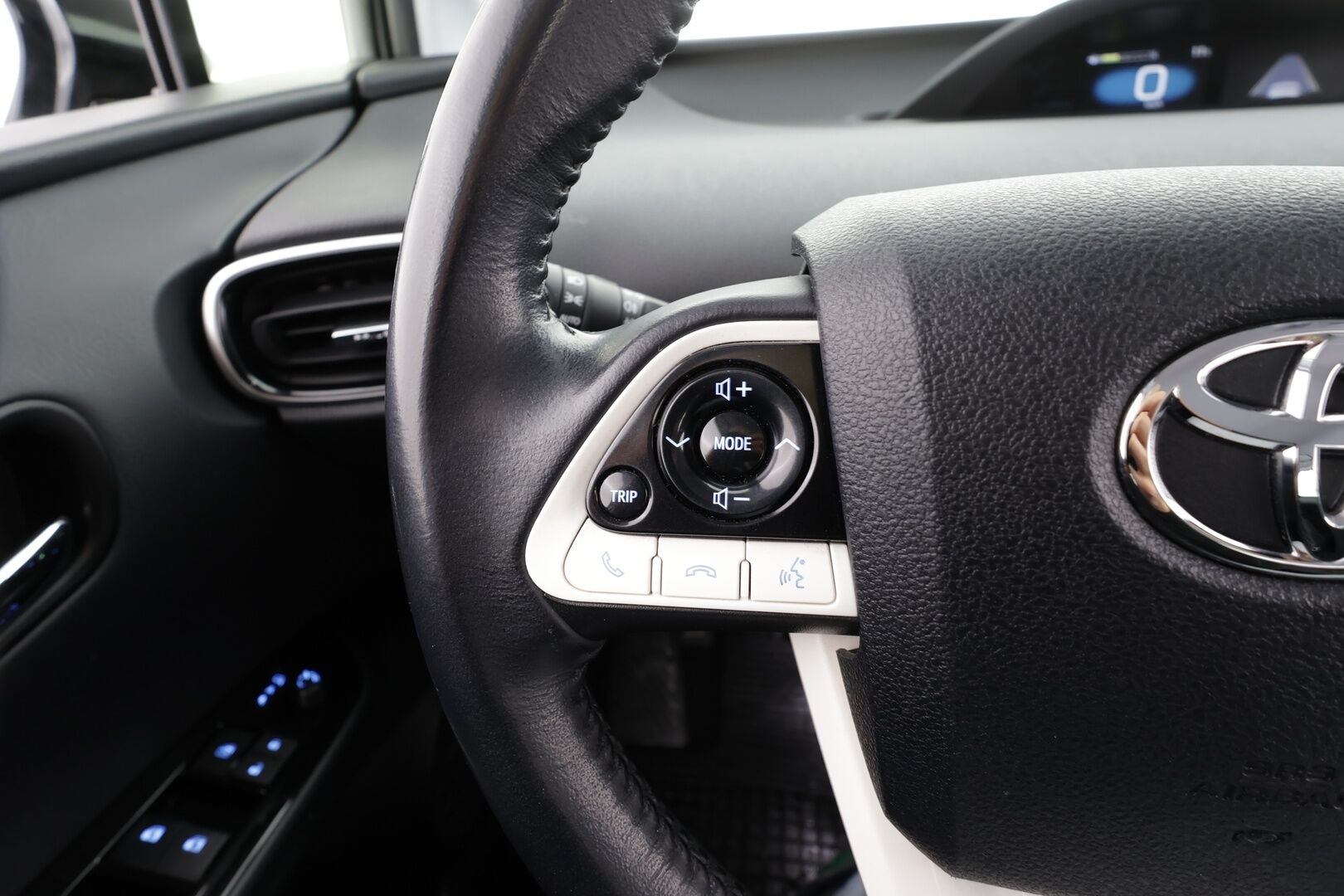 Toyota Prius 2019 Plug-in Executive * ACC / HUD / ILP / P.kamera / LED / Navi / KeylessGo * - Kahdet renkaat aluvanteilla / Merkkihuollettu