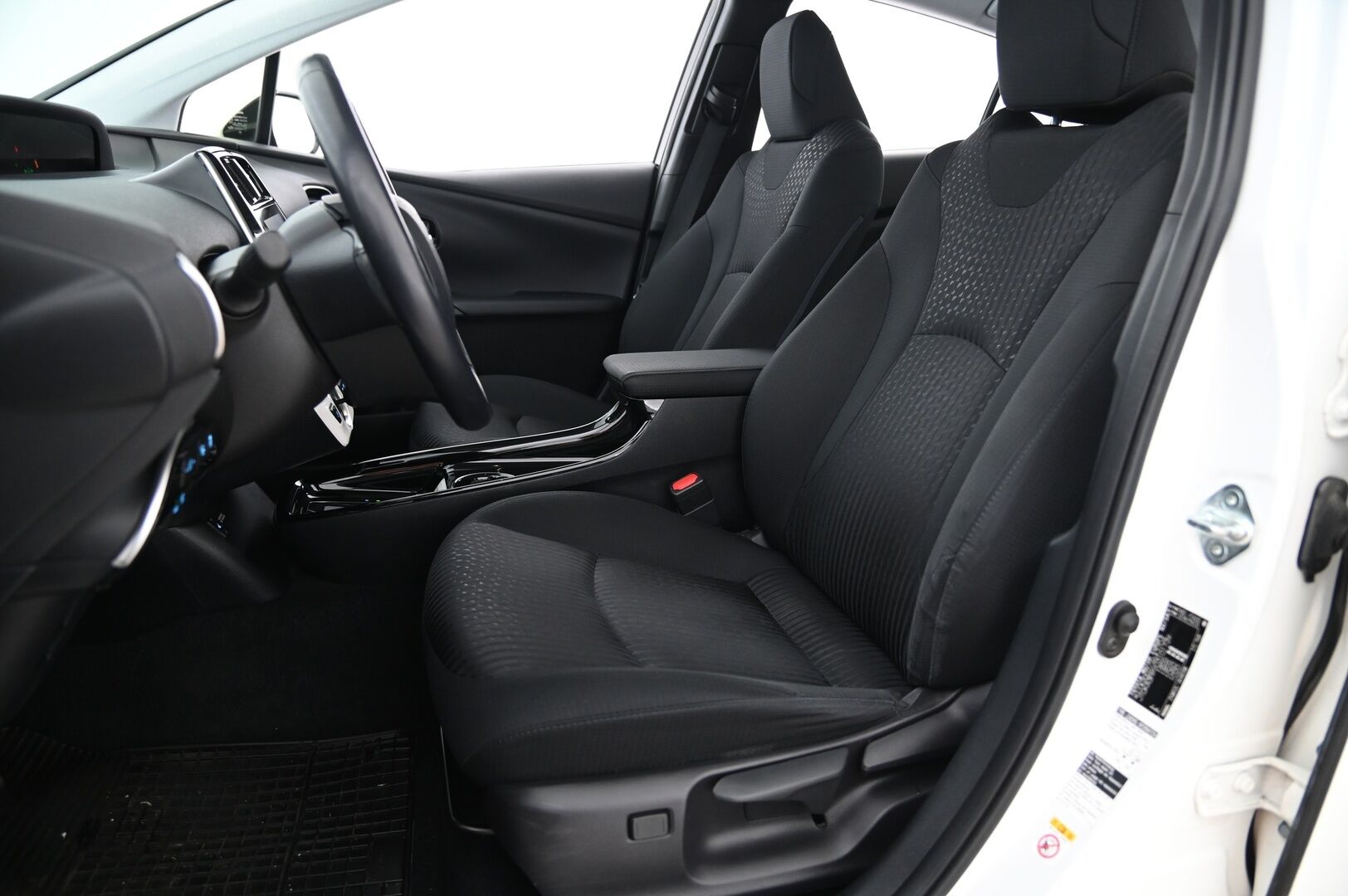 Toyota Prius 2019 Plug-in Executive * ACC / HUD / ILP / P.kamera / LED / Navi / KeylessGo * - Kahdet renkaat aluvanteilla / Merkkihuollettu