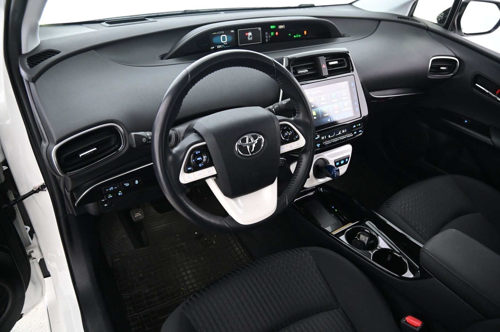 Toyota Prius 2019 Plug-in Executive * ACC / HUD / ILP / P.kamera / LED / Navi / KeylessGo * - Kahdet renkaat aluvanteilla / Merkkihuollettu