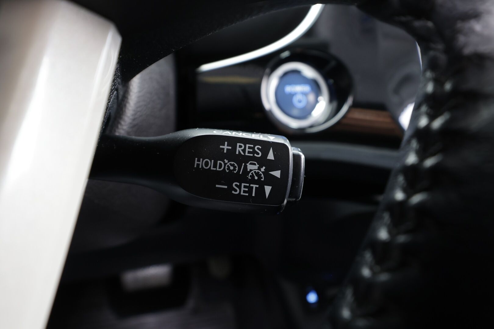 Toyota Prius 2019 Plug-in Executive * ACC / HUD / ILP / P.kamera / LED / Navi / KeylessGo * - Kahdet renkaat aluvanteilla / Merkkihuollettu