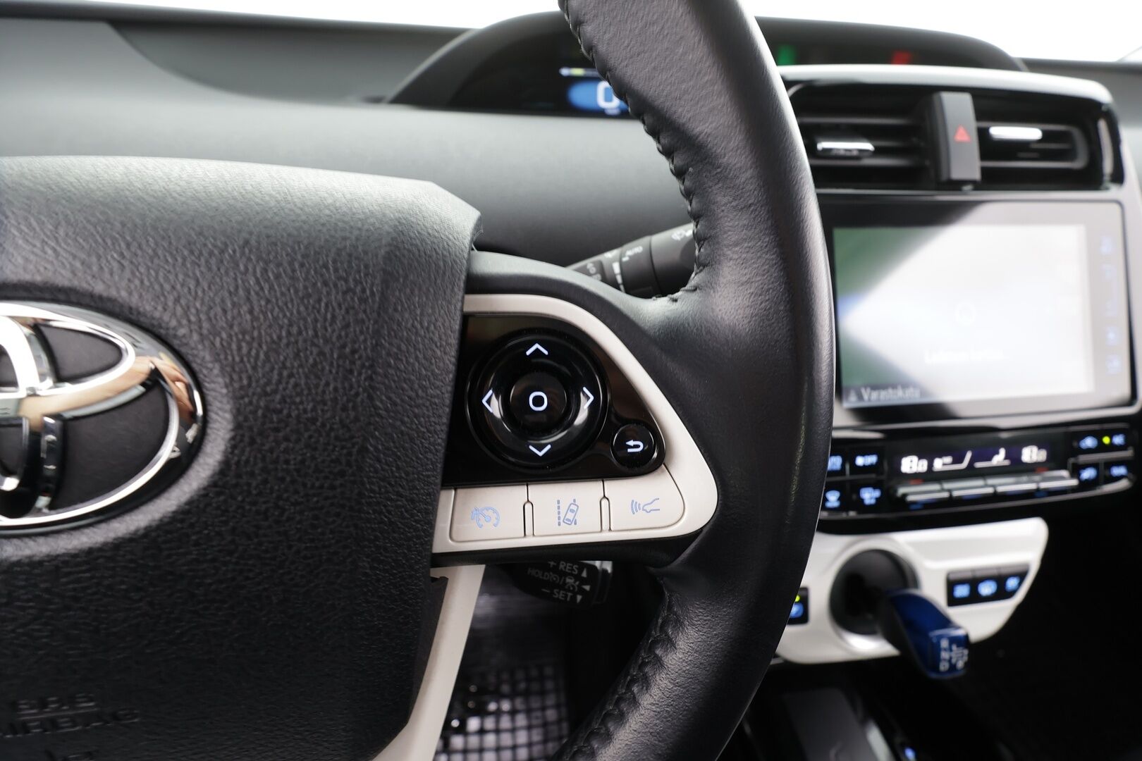 Toyota Prius 2019 Plug-in Executive * ACC / HUD / ILP / P.kamera / LED / Navi / KeylessGo * - Kahdet renkaat aluvanteilla / Merkkihuollettu