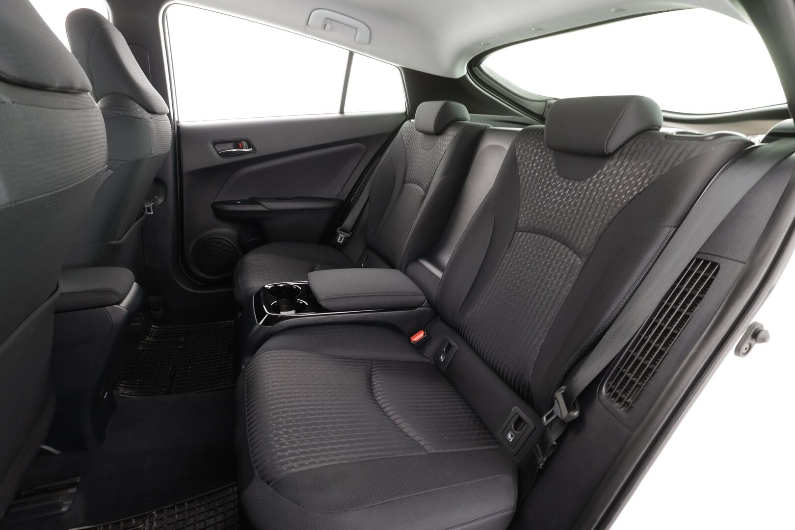 Toyota Prius 2019 Plug-in Executive * ACC / HUD / ILP / P.kamera / LED / Navi / KeylessGo * - Kahdet renkaat aluvanteilla / Merkkihuollettu - HULLUT VÄLIPÄIVÄT KORKOTARJOUS 2,49%