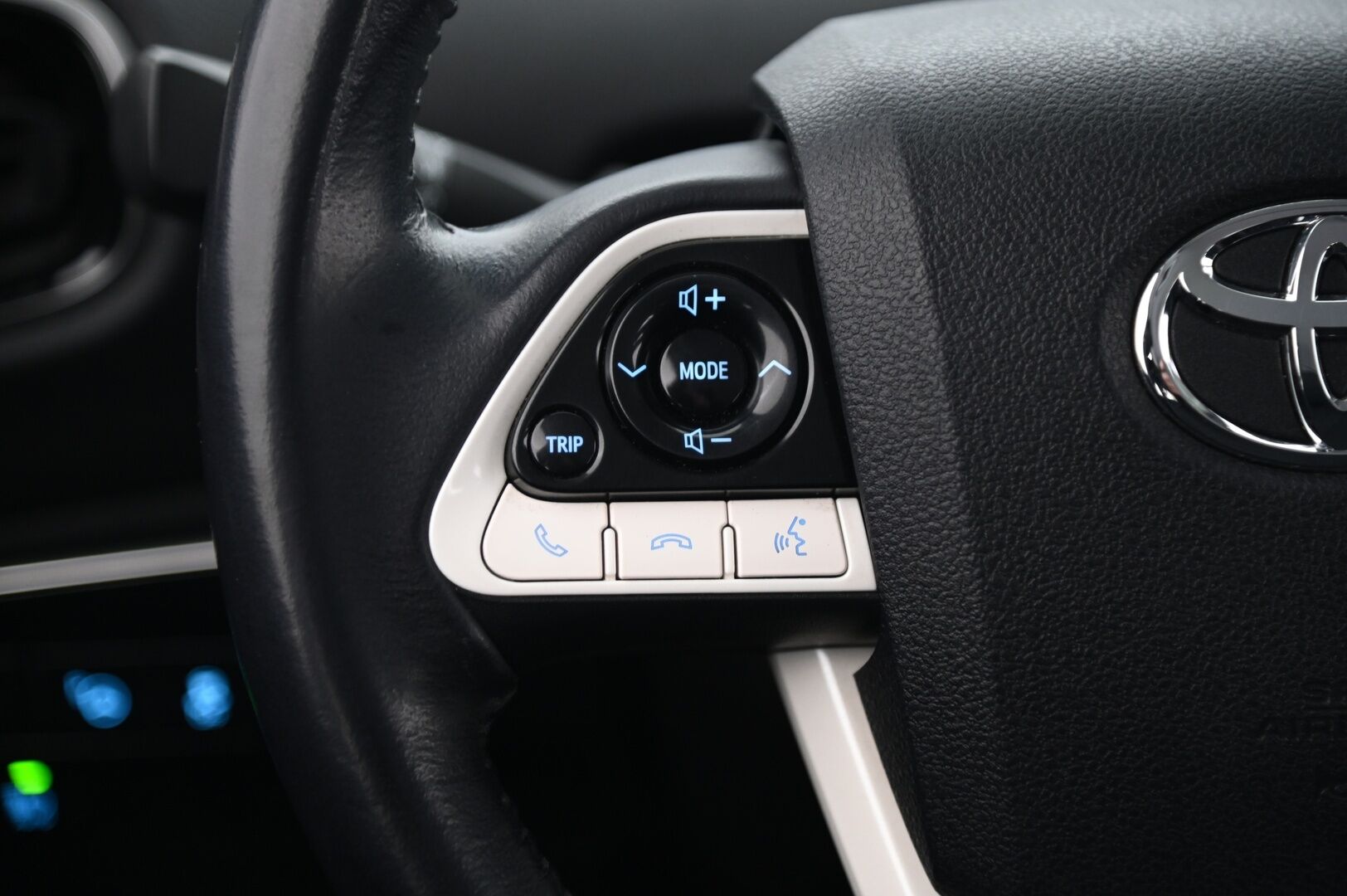 Toyota Prius 2019 Plug-in Executive * ACC / HUD / ILP / P.kamera / LED / Navi / KeylessGo * - Kahdet renkaat aluvanteilla / Merkkihuollettu - HULLUT VÄLIPÄIVÄT KORKOTARJOUS 2,49%