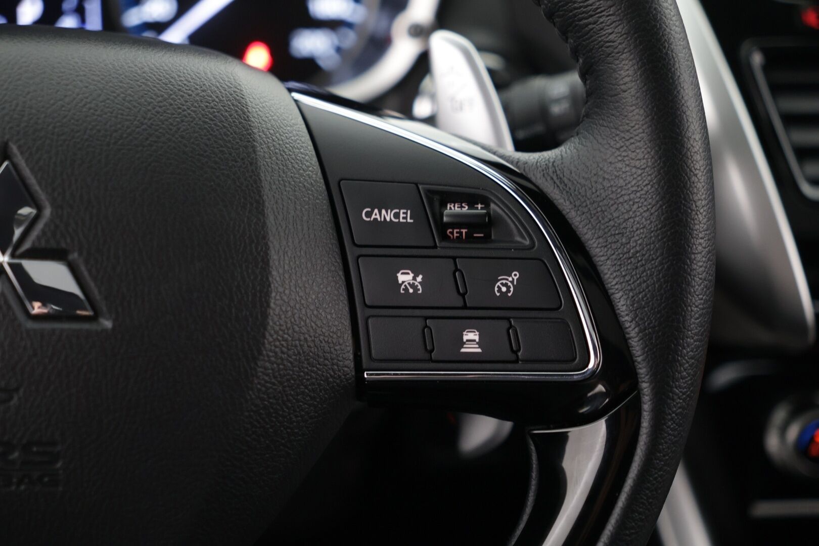 Mitsubishi ECLIPSE CROSS 2025 2.4 PHEV Instyle Plus 4WD / Sähköpenkit / Panorama / ACC / 360-Kamera - Todella siisti / Kattotelineet mukana / Kahdet renkaat 