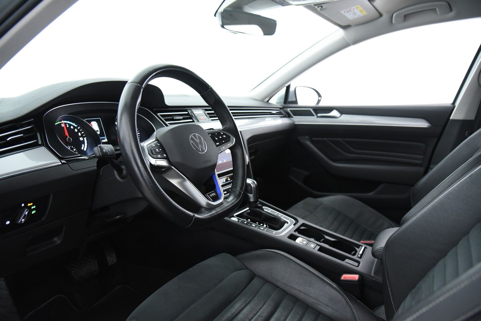 Volkswagen Passat 2021 Variant GTE Plug-In Hybrid 160 kW DSG / ACC / Webasto / Koukku / Matrix-LED / - Juuri huollettu merkkiliikkeessä / 2x latauskaapelit