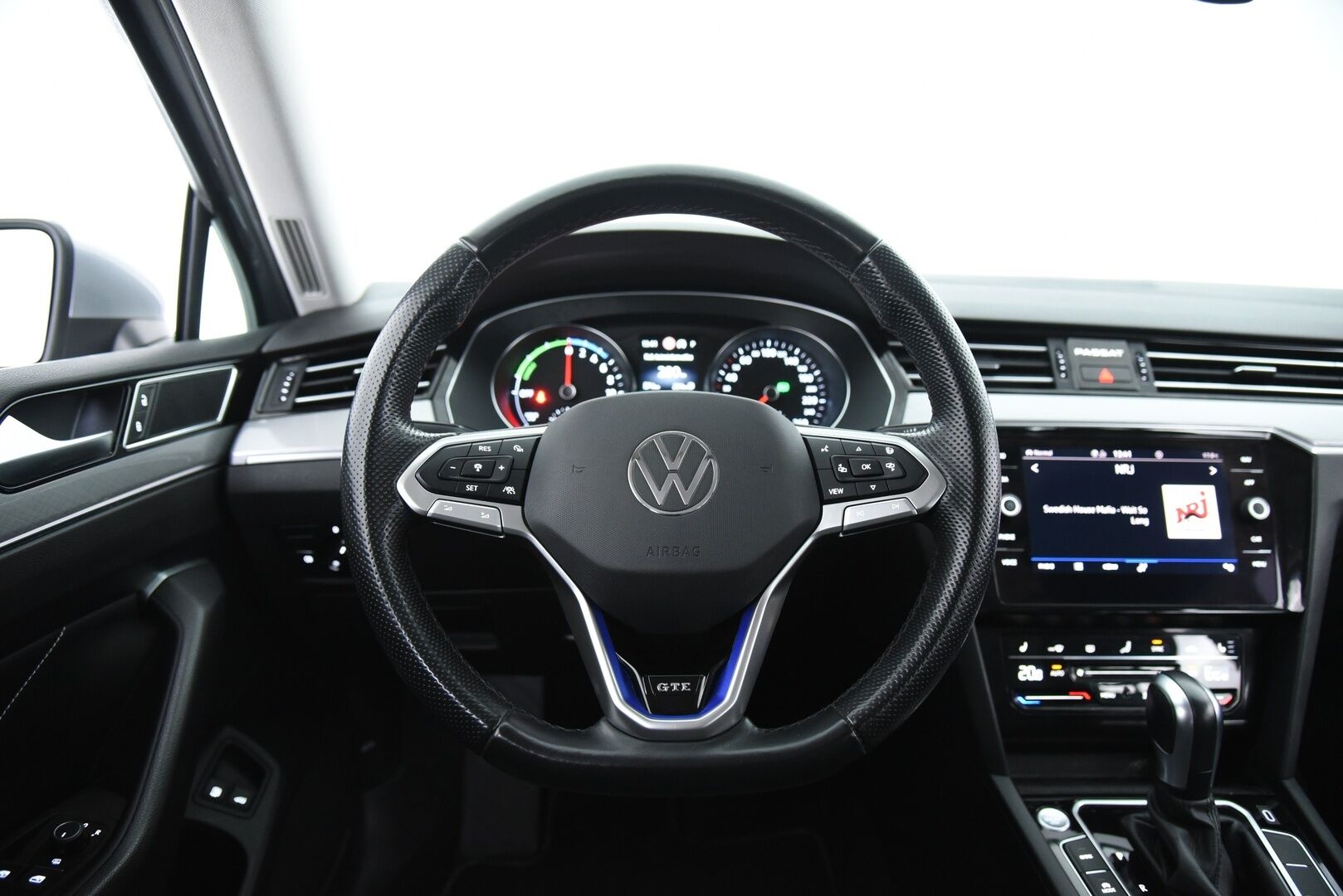 Volkswagen Passat 2021 Variant GTE Plug-In Hybrid 160 kW DSG / ACC / Webasto / Koukku / Matrix-LED / - Juuri huollettu merkkiliikkeessä / 2x latauskaapelit