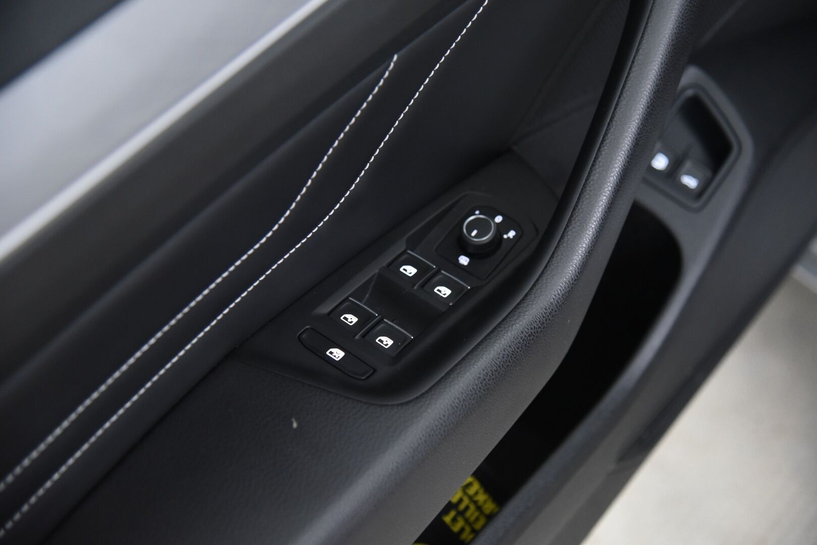 Volkswagen Passat 2021 Variant GTE Plug-In Hybrid 160 kW DSG / ACC / Webasto / Koukku / Matrix-LED / - Juuri huollettu merkkiliikkeessä / 2x latauskaapelit