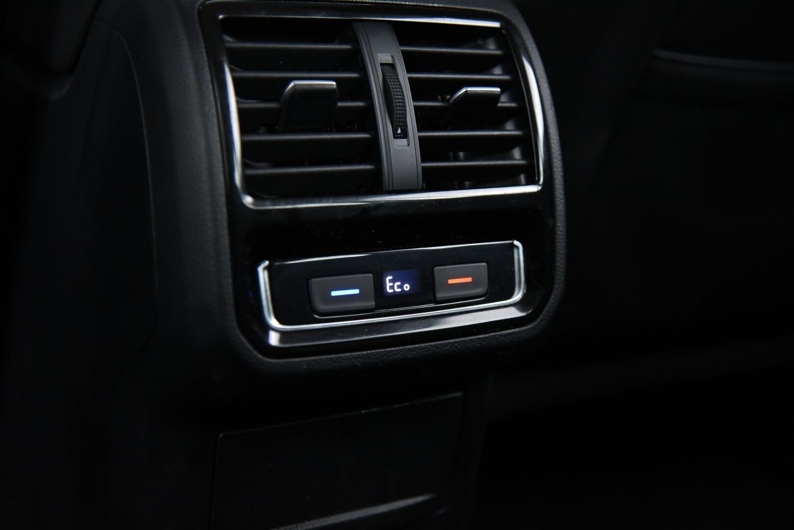 Volkswagen Passat 2021 Variant GTE Plug-In Hybrid 160 kW DSG / ACC / Webasto / Koukku / Matrix-LED / - Juuri huollettu merkkiliikkeessä / 2x latauskaapelit