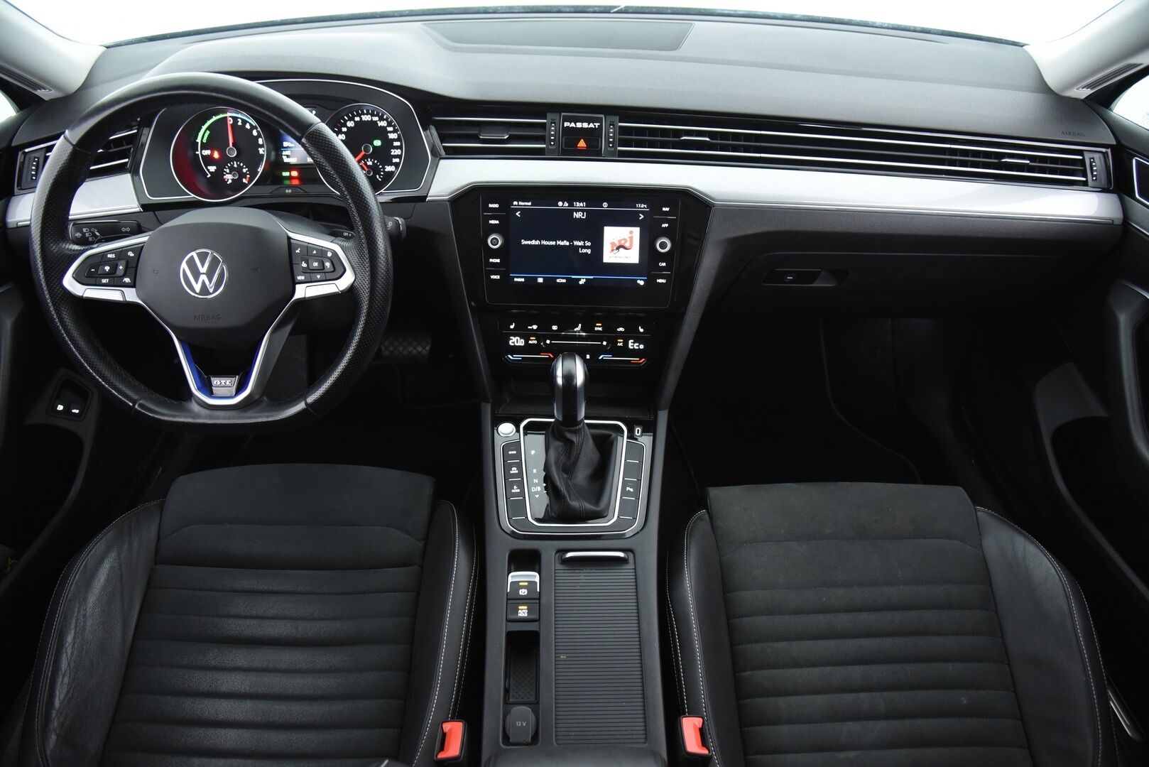 Volkswagen Passat 2021 Variant GTE Plug-In Hybrid 160 kW DSG / ACC / Webasto / Koukku / Matrix-LED / - Juuri huollettu merkkiliikkeessä / 2x latauskaapelit