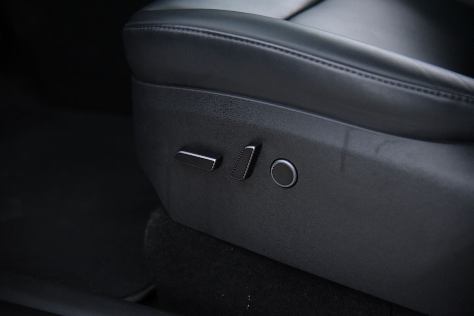 Tesla Model Y 2023 Long Range AWD / Matrix-LED / Vetokoukku / Lämpöpumppu / Adapt. vak / Lasikatto / Autopilot / AMD-Ryzen - 3,99 % KORKOTARJOUS TÄHÄN AUTOON - 1-omisteinen Suomi-Auto vetokoukulla!